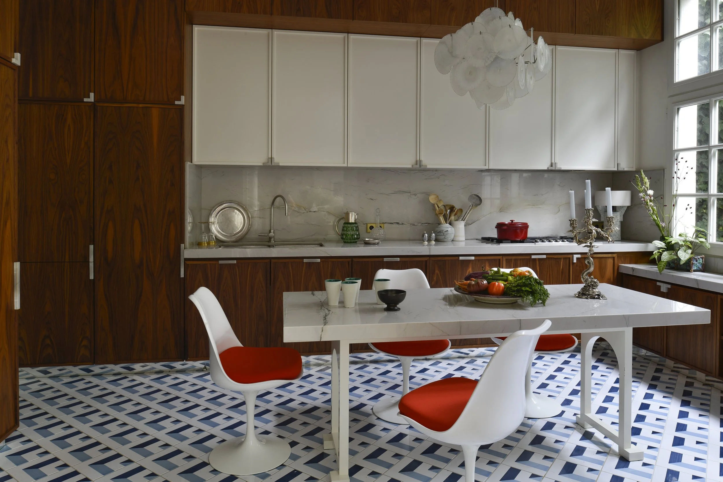 cuisine luxe paris bois pierre et laque sur mesure sol motifs géométriques lustre verre