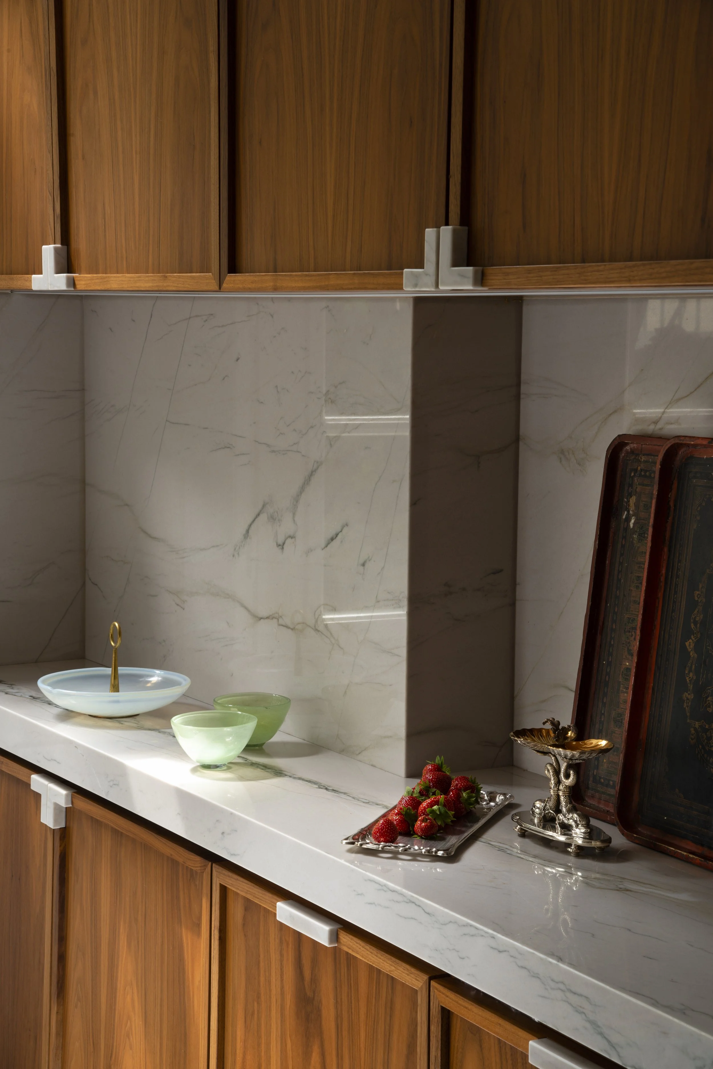 Cuisine sur mesure paris luxe pierre bois noyer