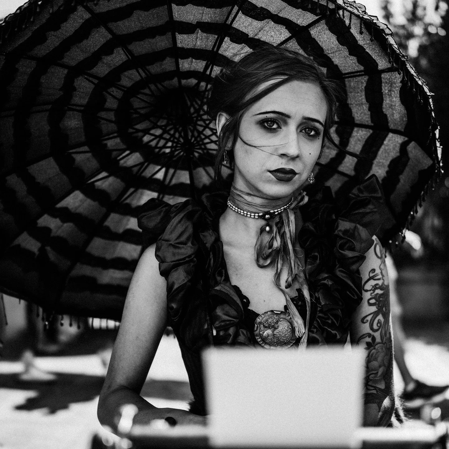 @fleshandpearls in #jacksonsquare writing/typing poetry . #streetphoto #leicaq343 #bw #bwphotography #streetportrait