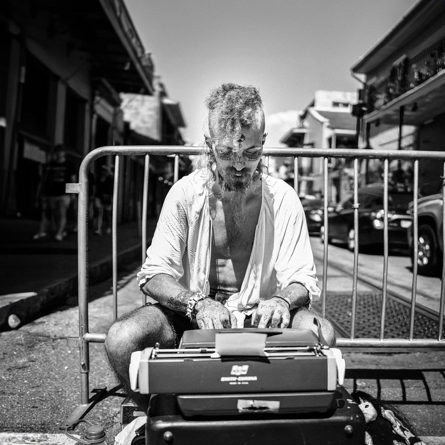 @cades_chaos creating poetry on royal street New Orleans, la Sept 2024 #LeicaQ3
#LeicaStreetPhotography
#LeicaBlackAndWhite
#LeicaMonochrome
#NewOrleansStreetPhotography
#LeicaQ3Street
#NOLABlackAndWhite
#LeicaPhotographers
#LeicaVibes
#StreetPhotogr