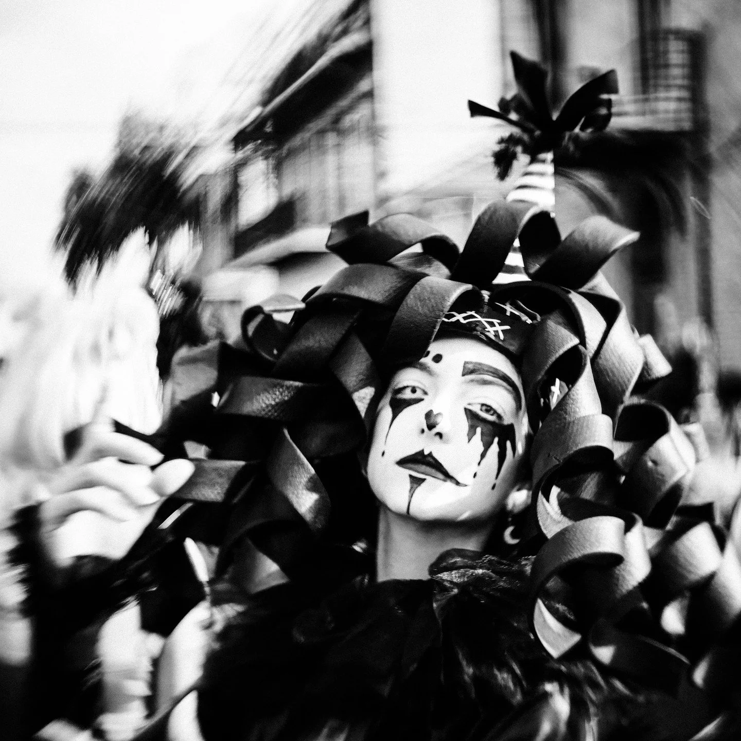 @betteminou at Fat Tuesday celebration, New Orleans La, 2023 St. Annes Parade. Sony a7r3 + Petzval 58mm vintage lens

#costume #bw #bnw #neworleans #lundigras #mardigras #streetphotography #stannesparade #frenchquarter #NOLA #petzval #petzval58 #sony