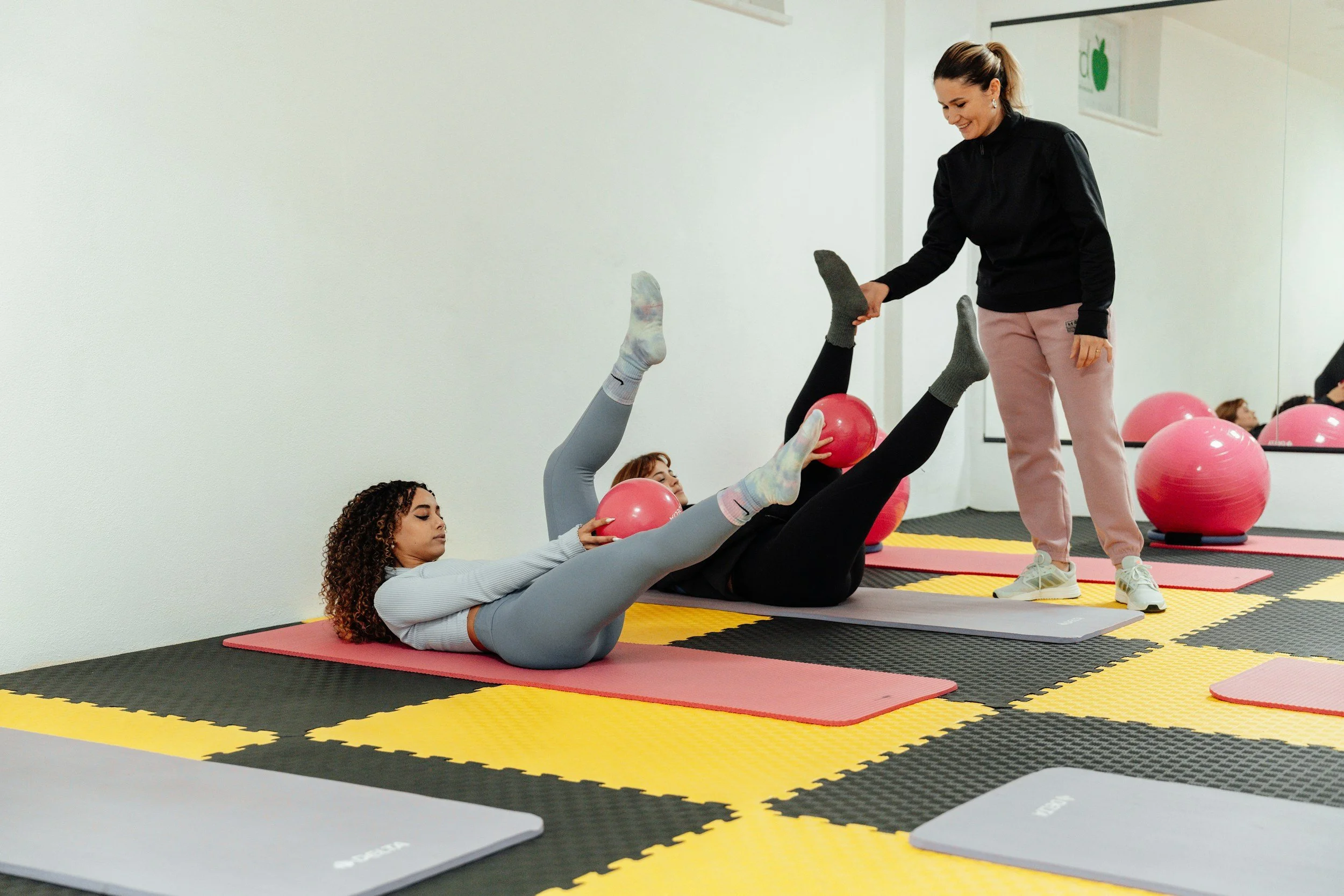 Exercice de Pilates encadré par un physiothérapeute au Centre MOP à Lausanne
