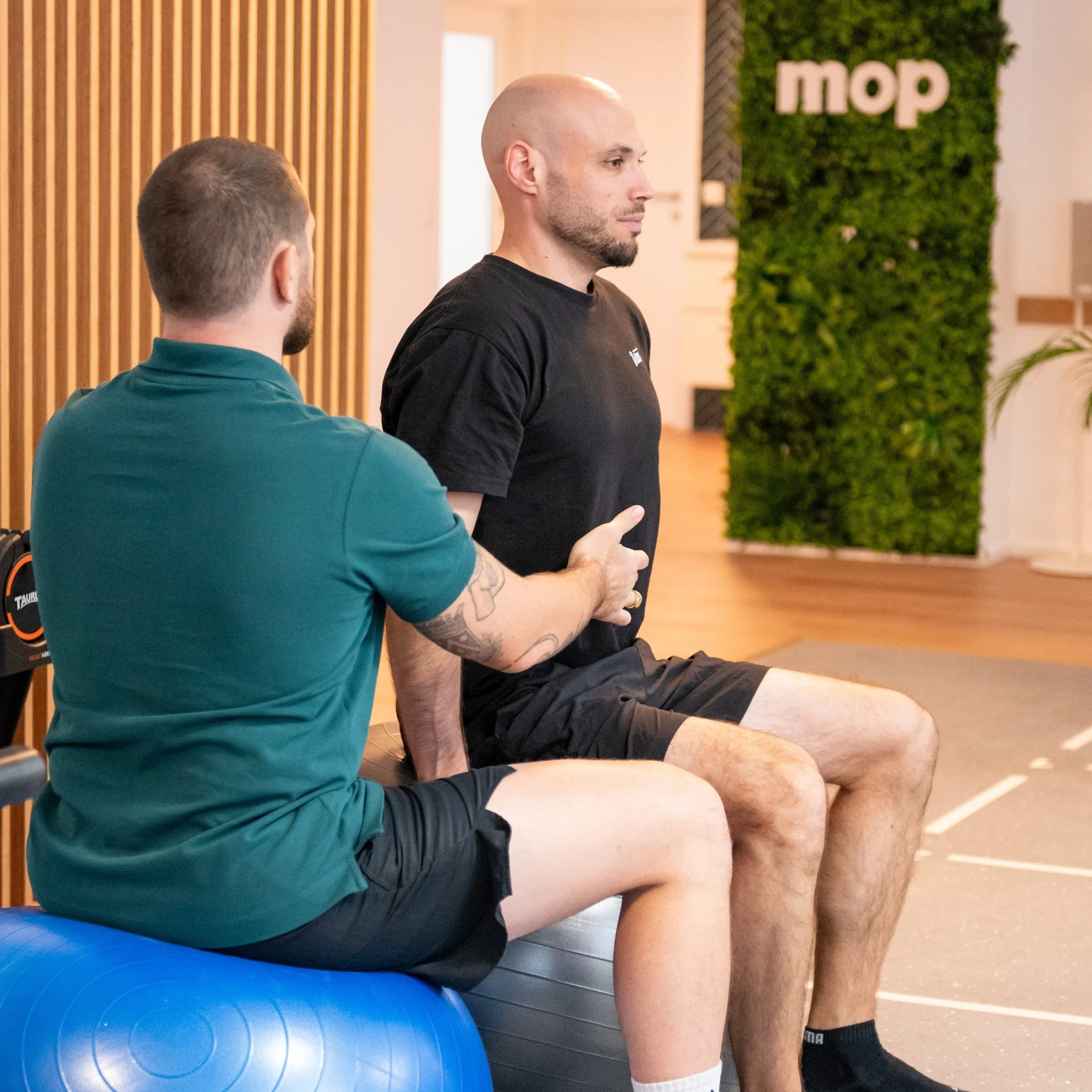 Exercice de remise en forme guidé par un physiothérapeute au Centre MOP à Lausanne