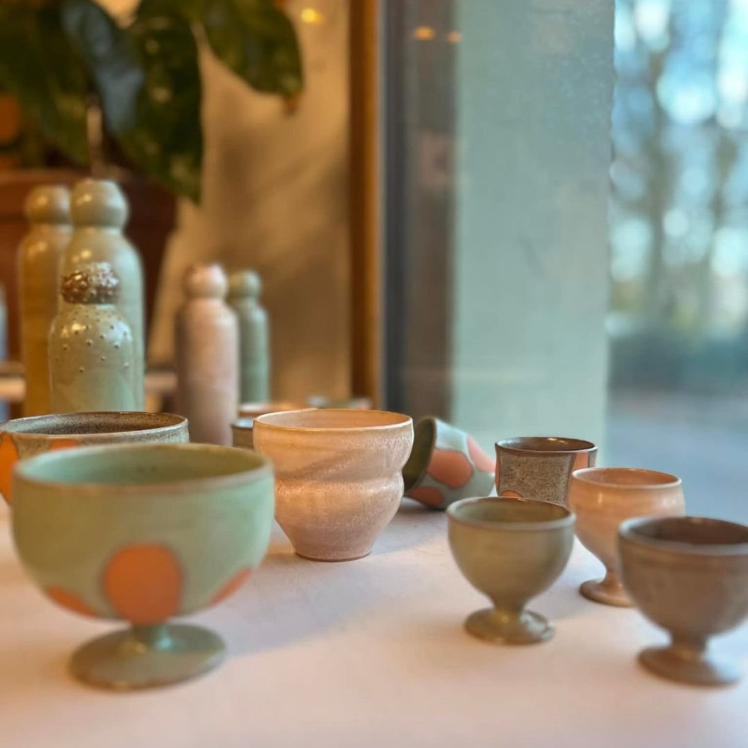 Tasses, coquetiers, et soliflores en céramique dans un espace boutique