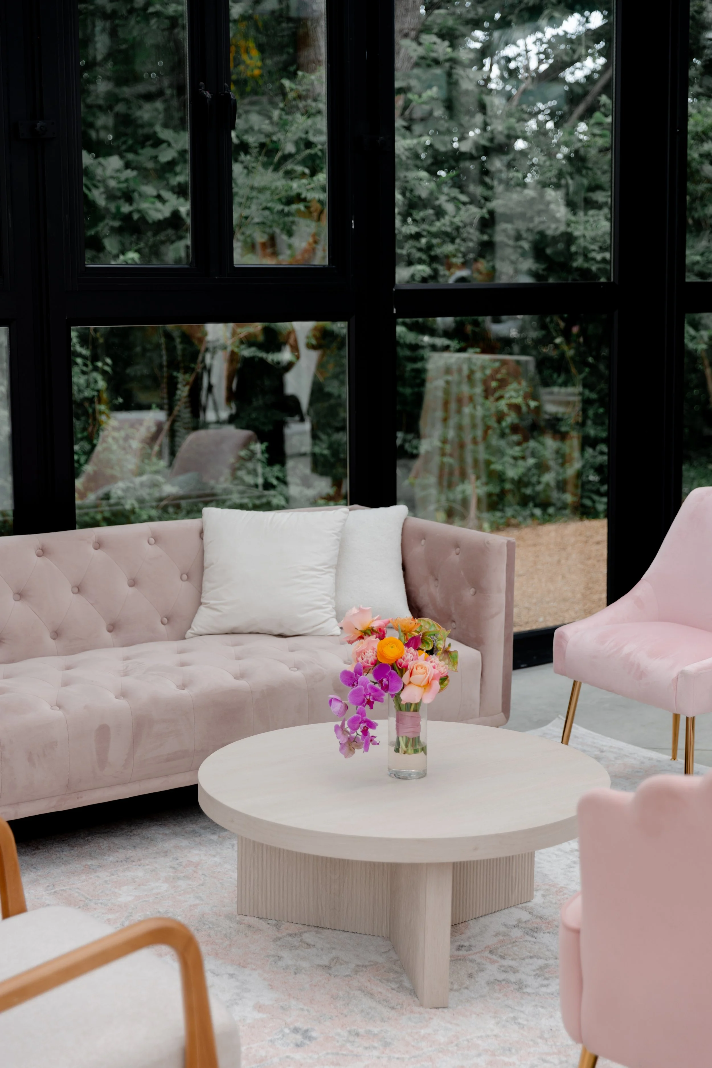blush-and-blossoms-tulip-centerpiece-glasshouse-river-oaks-kansas-city.jpg