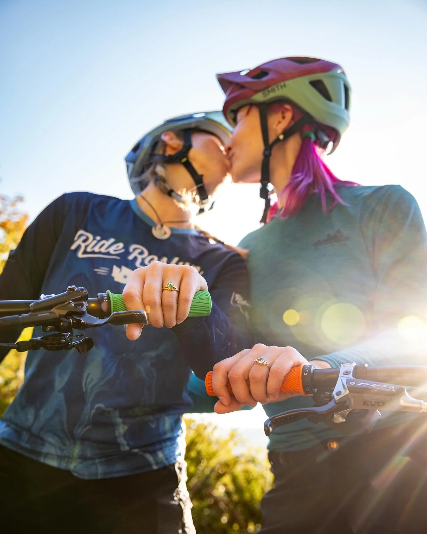 Happy one year proposal anniversary to these cuties!🥰💍🏳️&zwj;🌈

#mtbproposal #mtb #queerproposal #lgbtqplus #bellinghamelopementphotographer #washingtonelopementphotographer