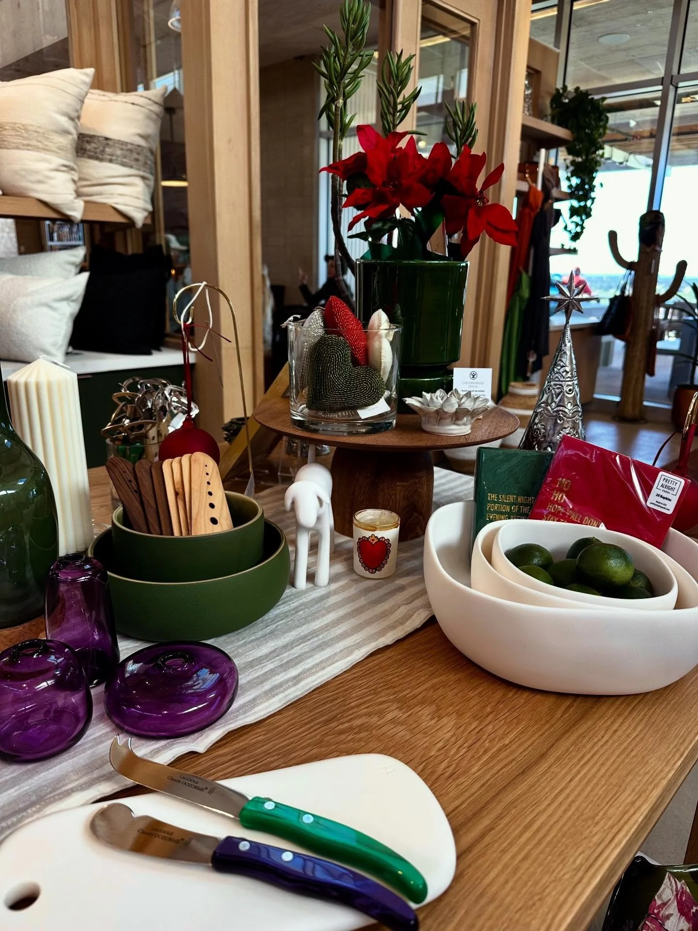 Holiday shopping running a little behind? Same. 😉🎁

That&rsquo;s why we put together a list of thoughtful last-minute gifts you can grab right here at Oakwood; No shipping. No stress. Just great finds.

Think:
🍷 Bottles of local &amp; internationa