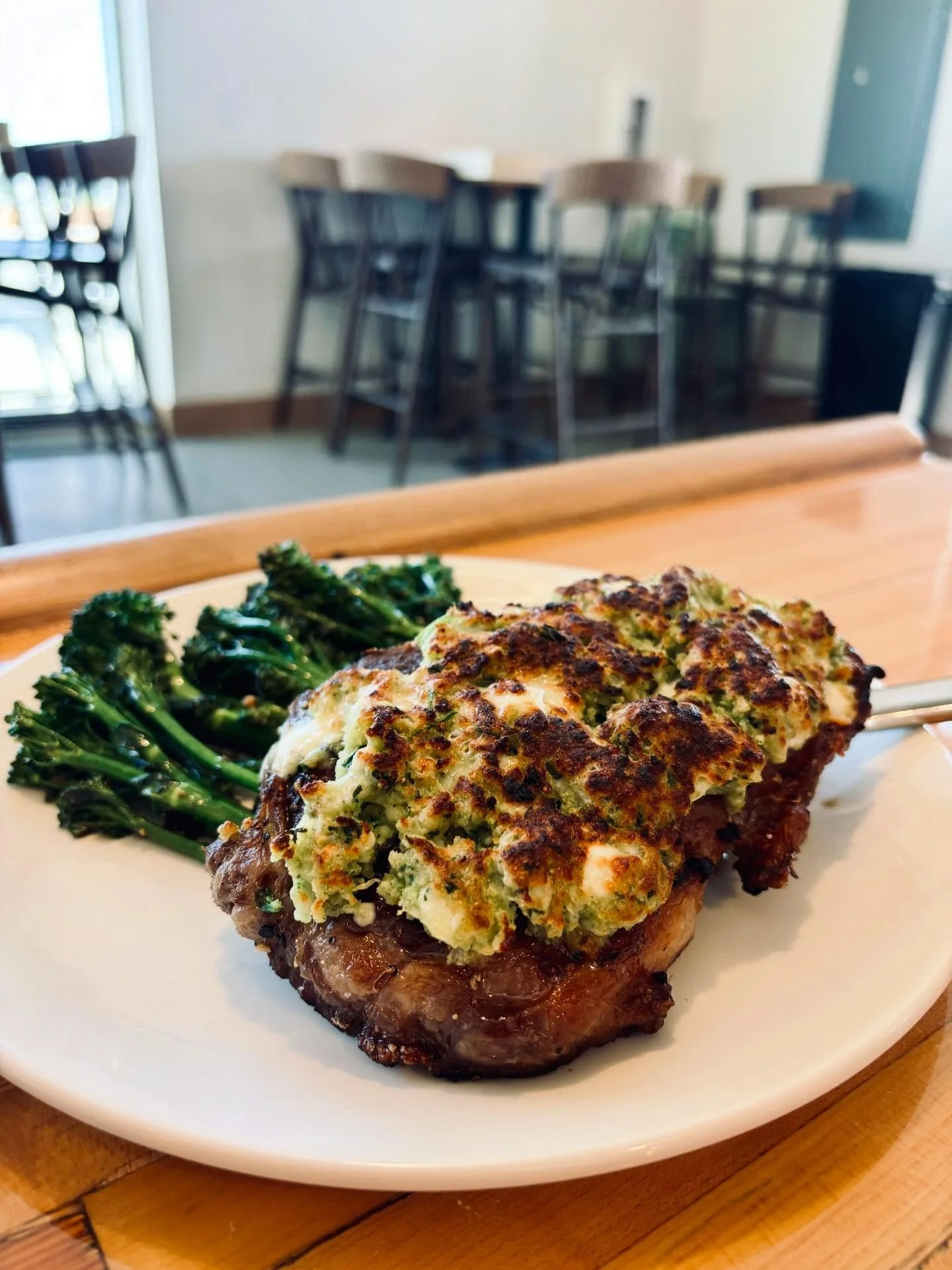 Weekend specials are here! 🍴 

🥩 Juicy Gorgonzola-Crusted Wagyu New York Strip served with roasted broccolini 

🐟 Seared Salmon with blood orange beurre blanc, blood orange and fennel salad, served with miso maple-butter asparagus 

Limited-time u
