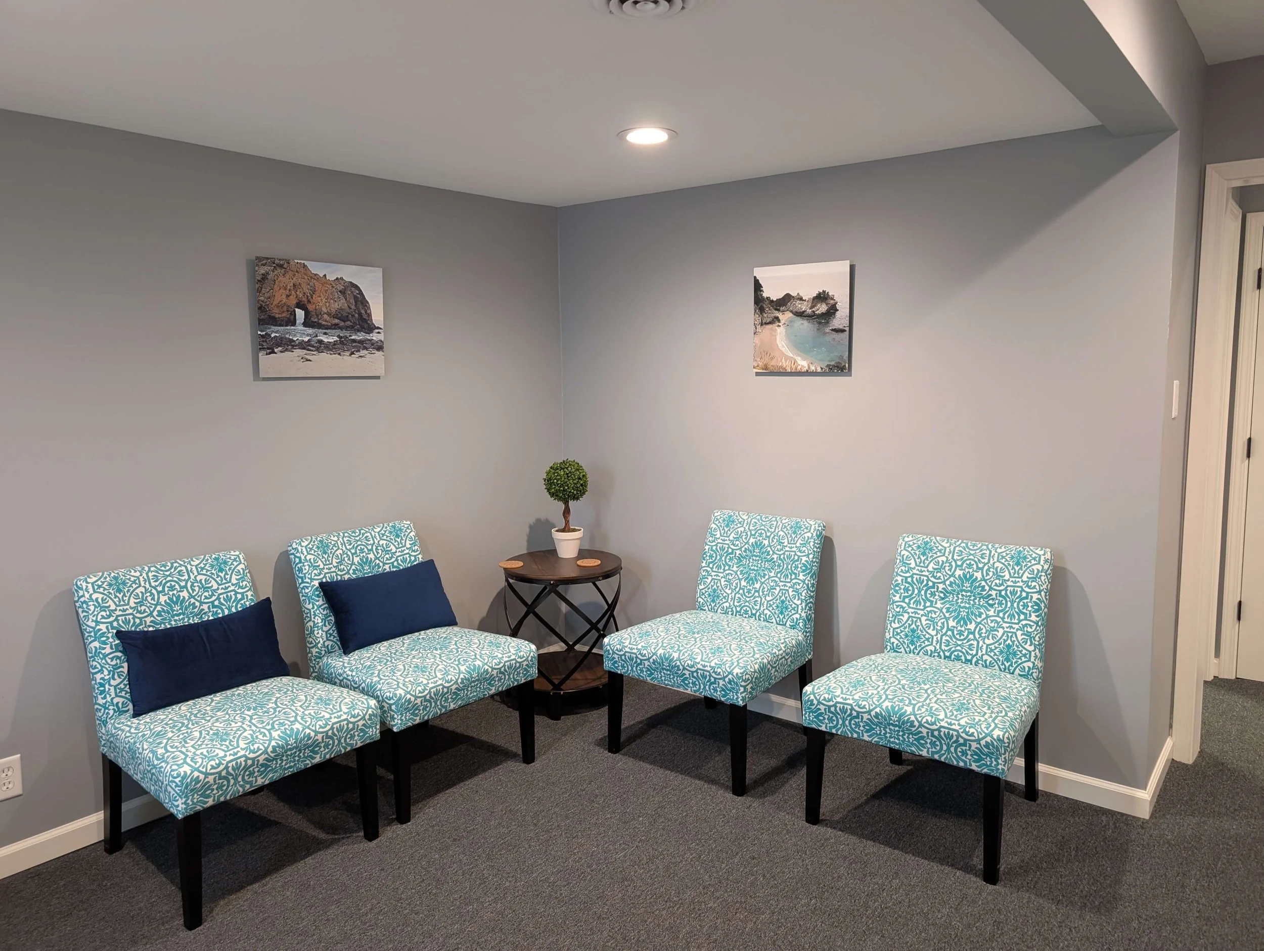 Relaxing waiting room in downers grove office