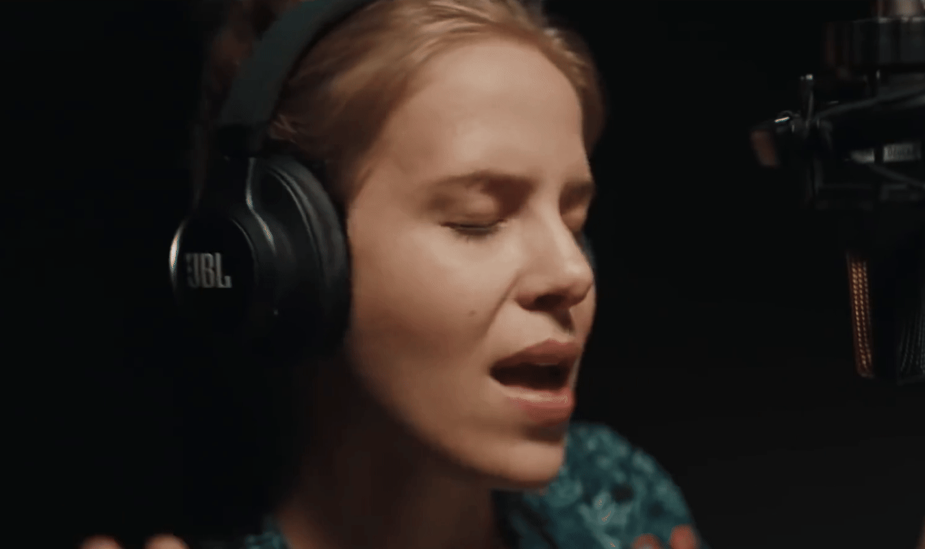 ShakiraJBLheadphonesCommercial-ezgif.com-crop.gif