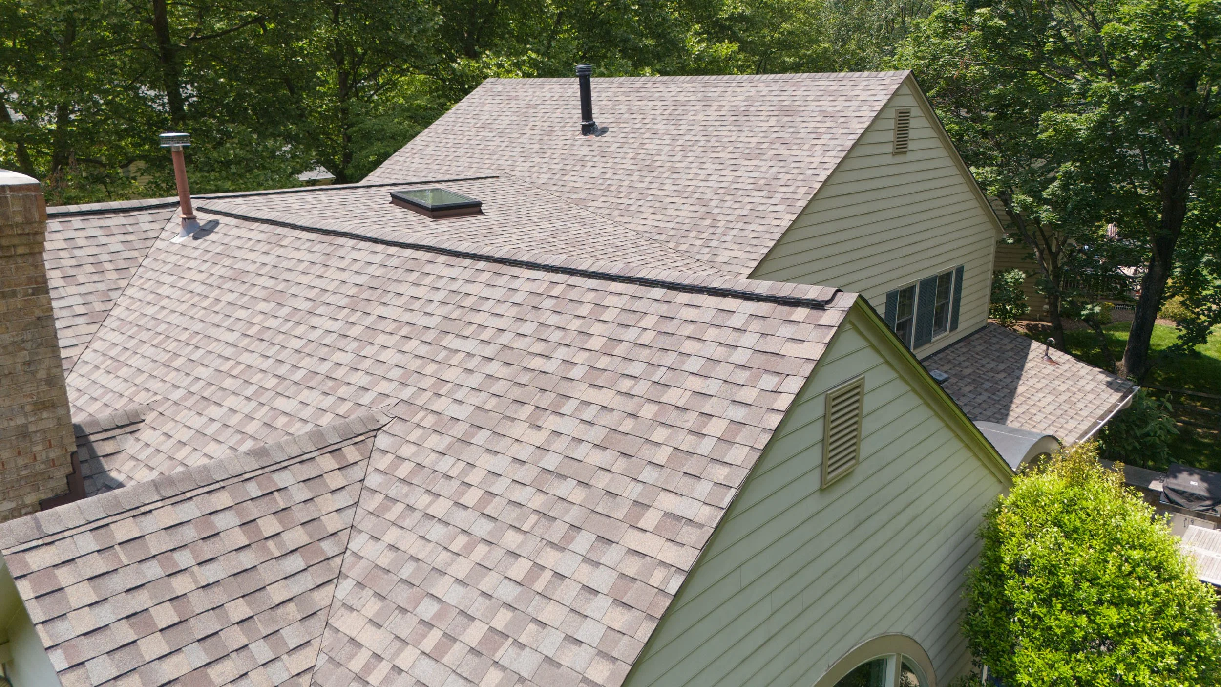 20250707-4seasonshome-rockville-grey-asphalt-shingle-roofline-close-2500.jpg