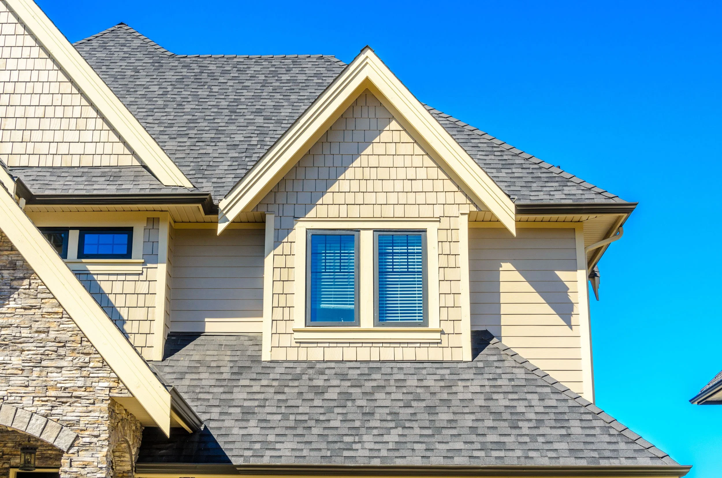 20250707-4seasonshome-rockville-beige-shingle-siding-grey-roof-professional-installation-2500.jpg
