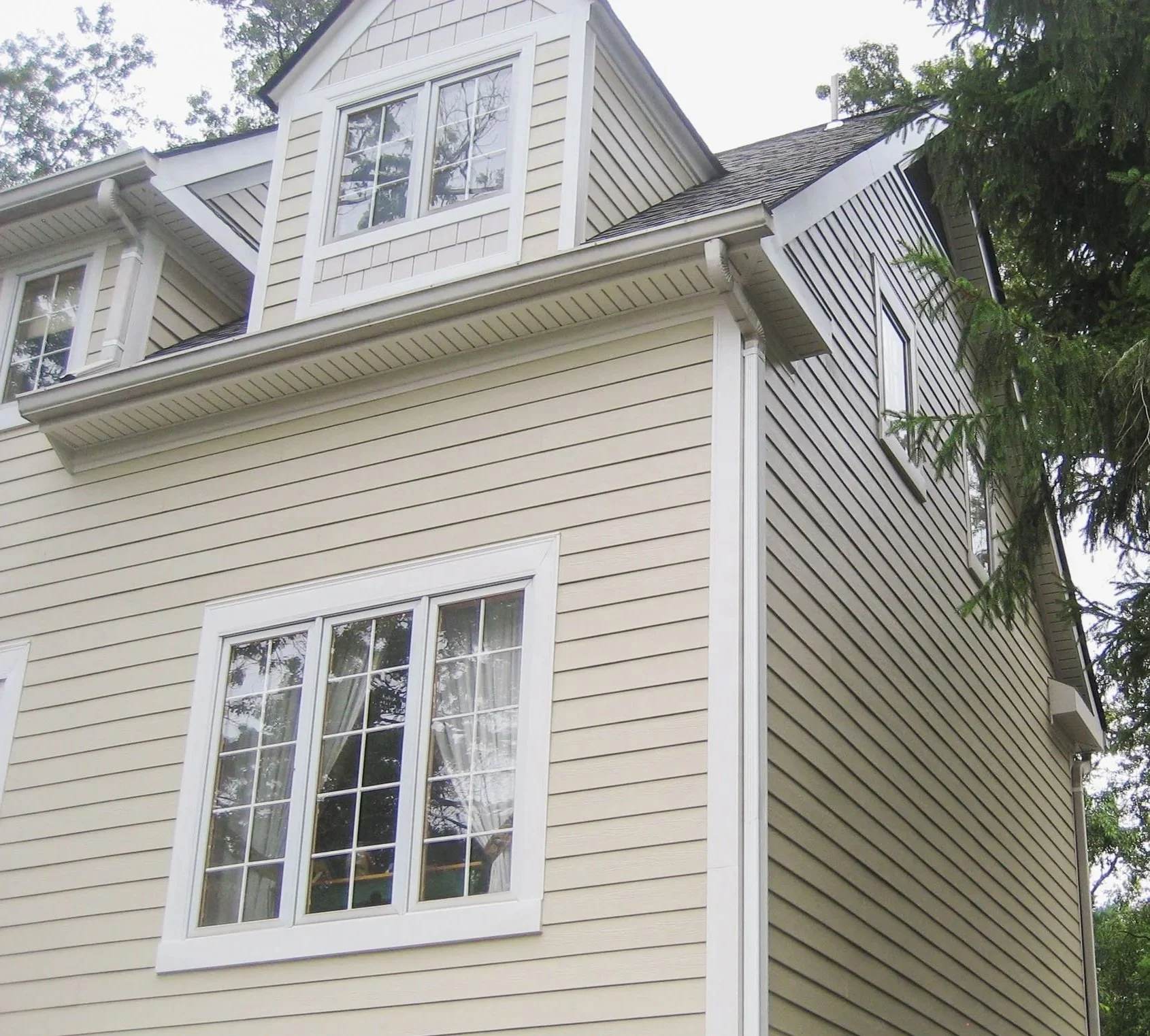 20250801-4seasonshome-rockville-new-beige-vinyl-siding-white-trim-gutter-installation-corner-2500.jpg (Copy)