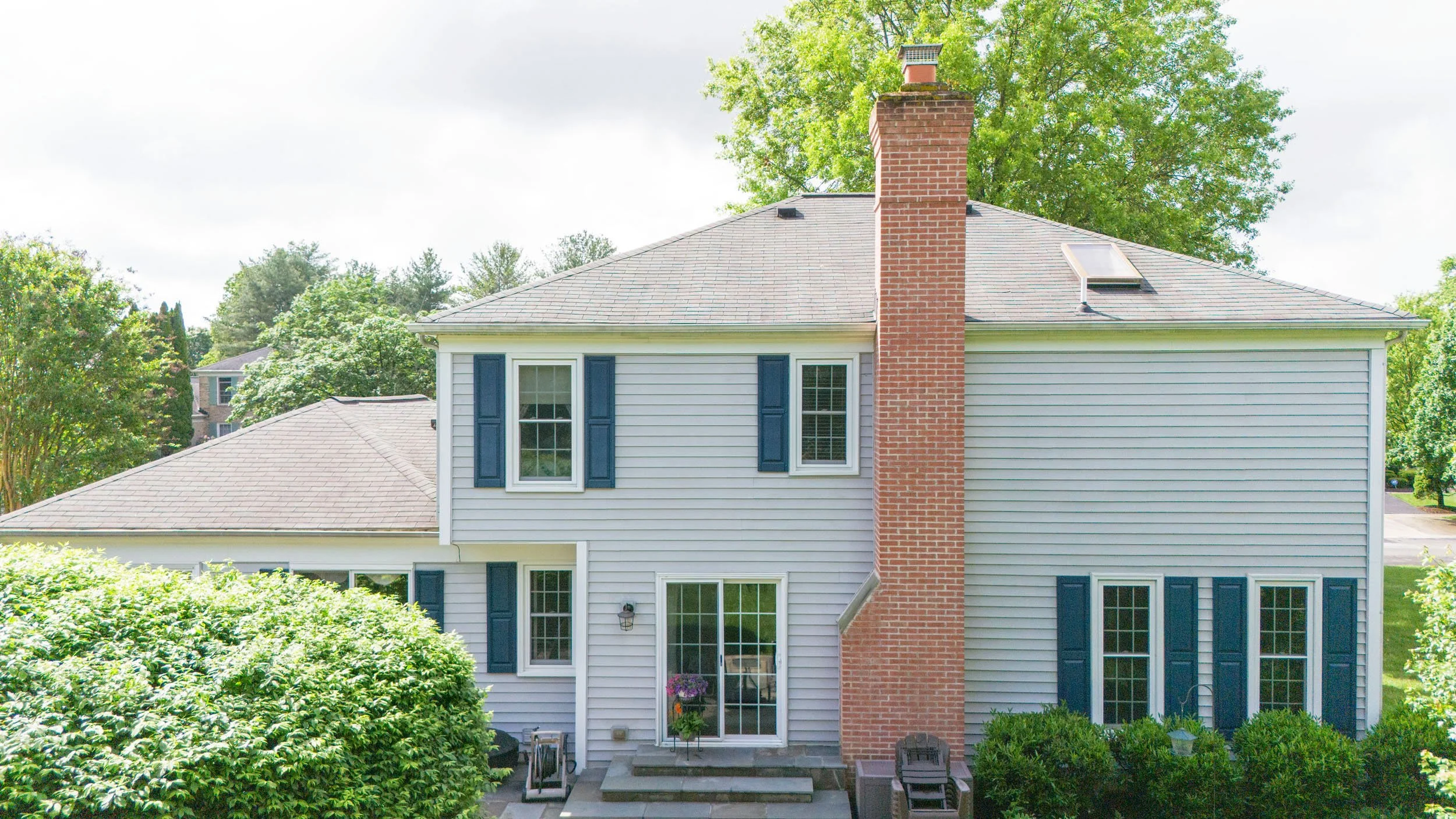 20250729-4seasonshome-rockville-window-blue-shutters-installation-red-brick-colonial-siding-2500.jpg