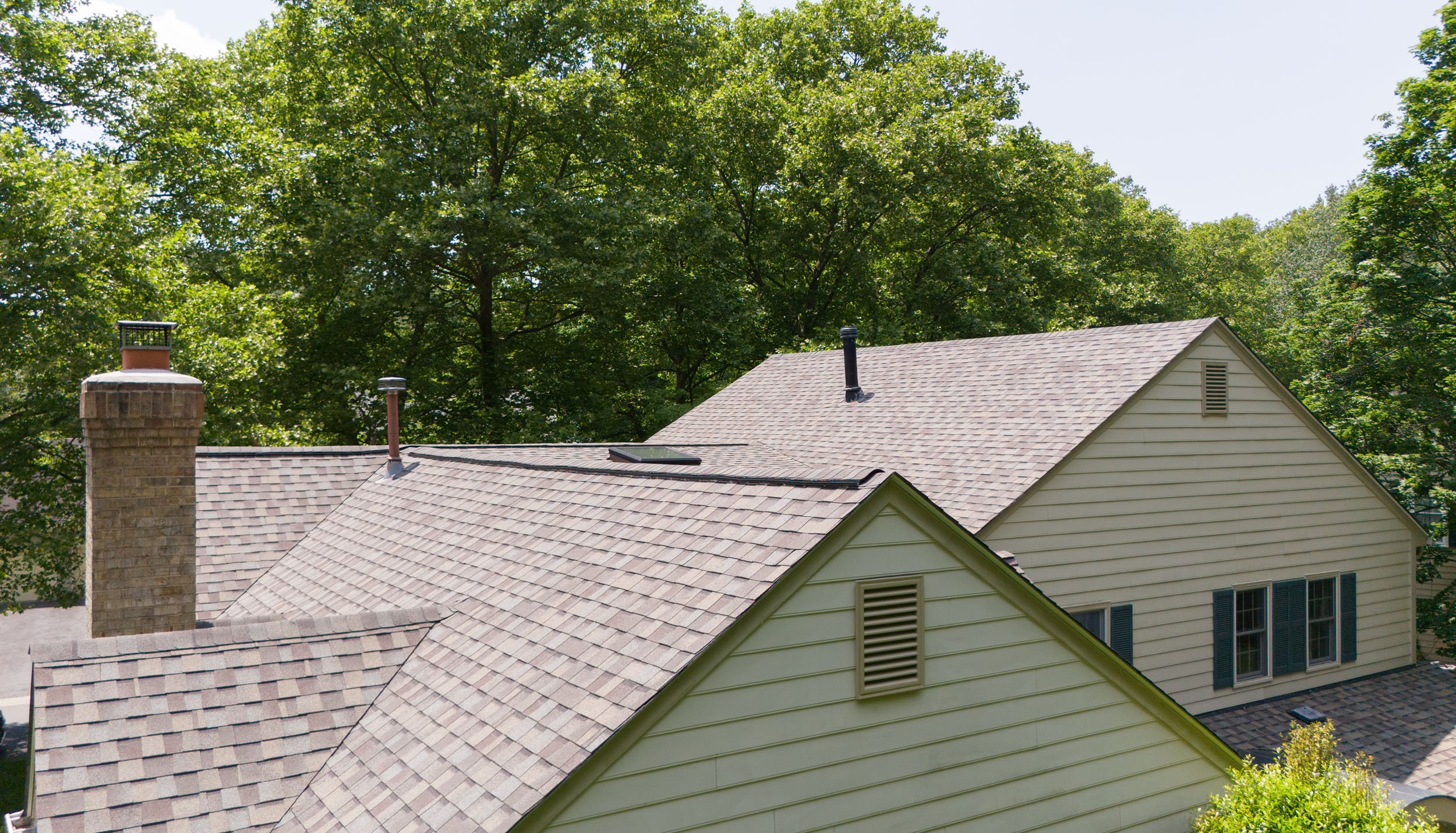 20250707-4seasonshome-rockville-grey-asphalt-shingle-roofline-2500.jpg