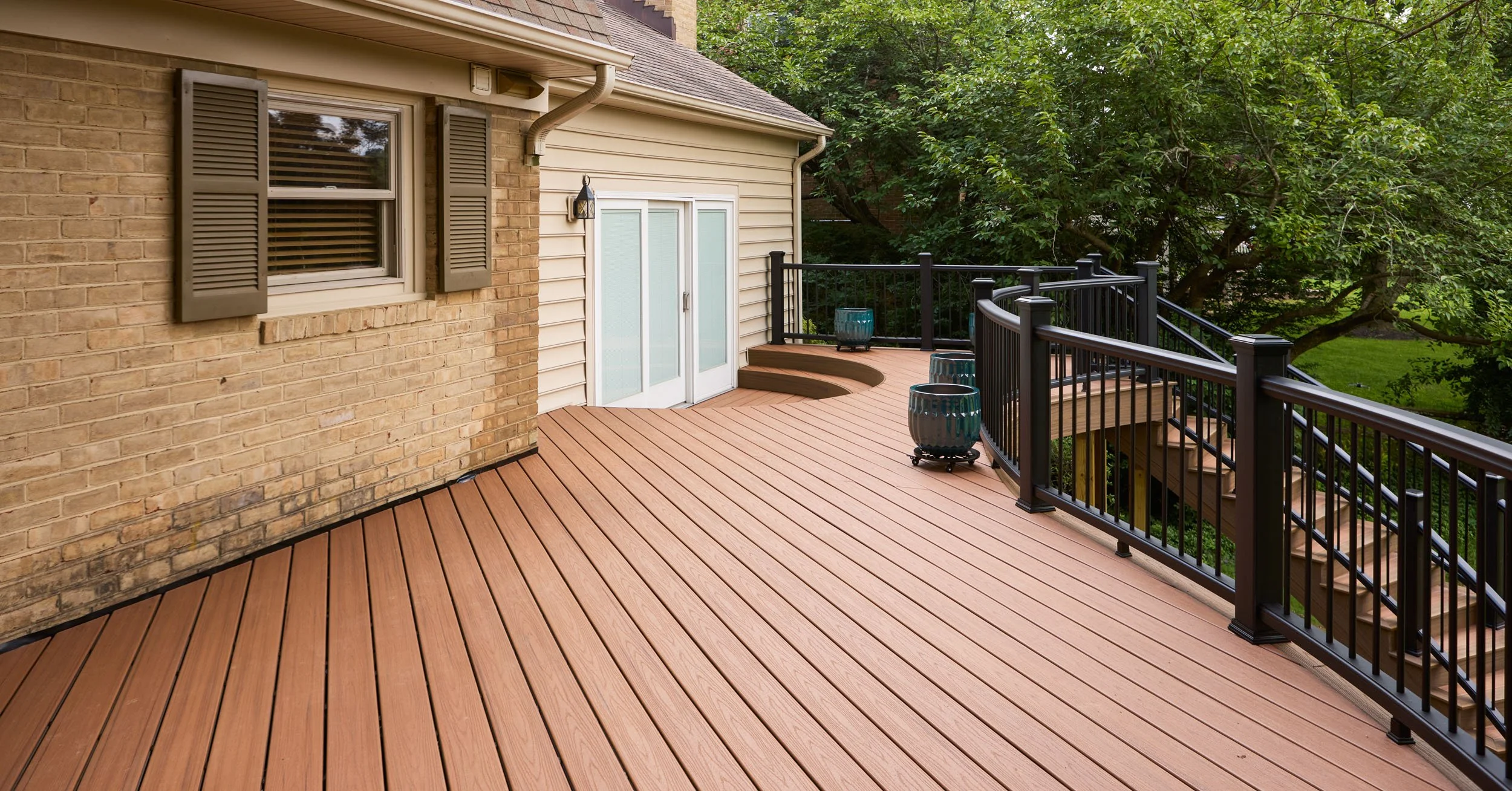 2025027-4seasonshome-rockville-certified-trexpro-wavy-composite-wood-deck-with-black-railing-curved-steps-installation-2500x1308.jpg