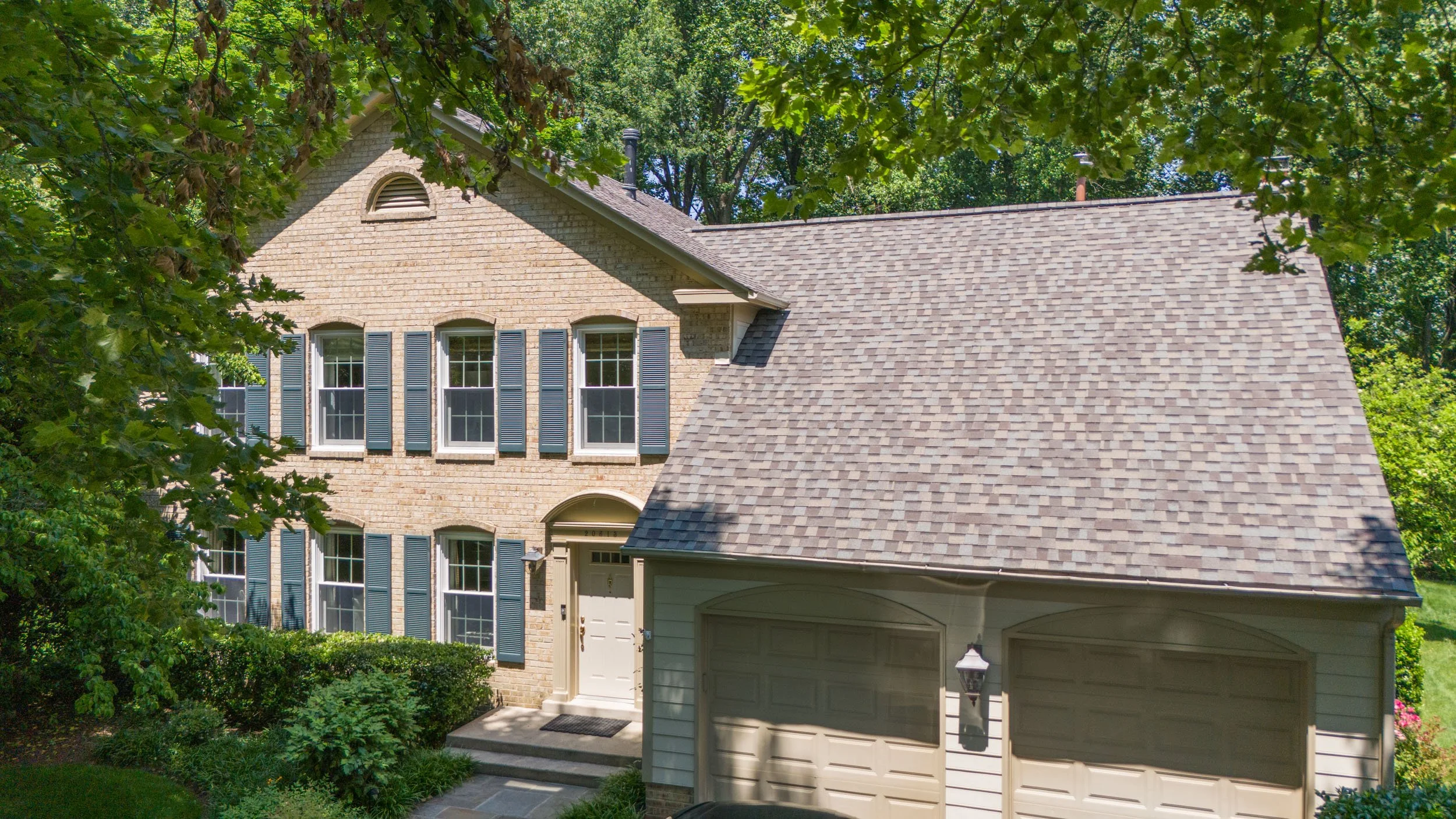 20250707-4seasonshome-rockville-grey-asphalt-shingle-roof-blue-shutters-facade-2500.jpg