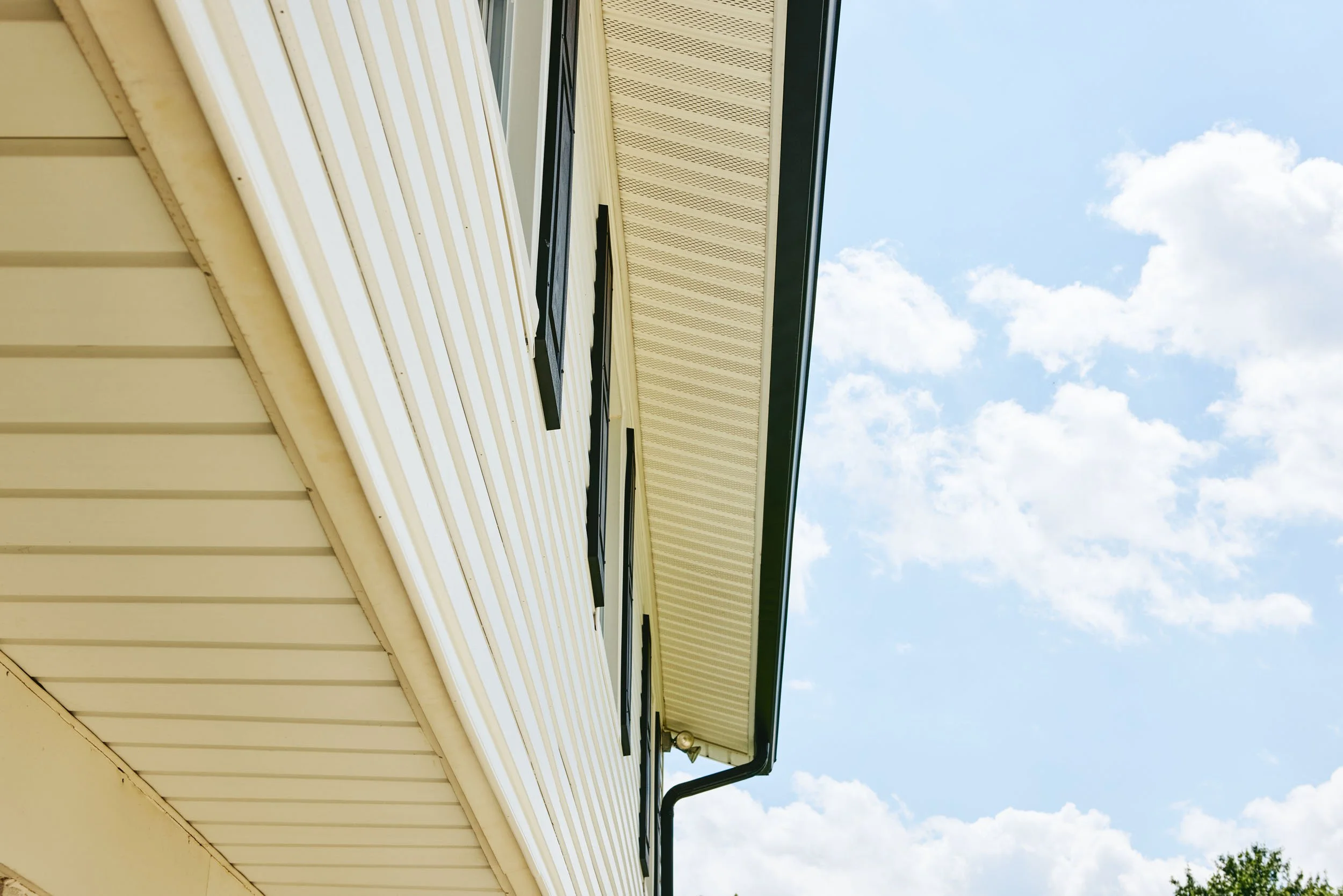 20250731-4seasonshome-rockville-professional-white-siding-black-gutter-detail-4-2500.jpg