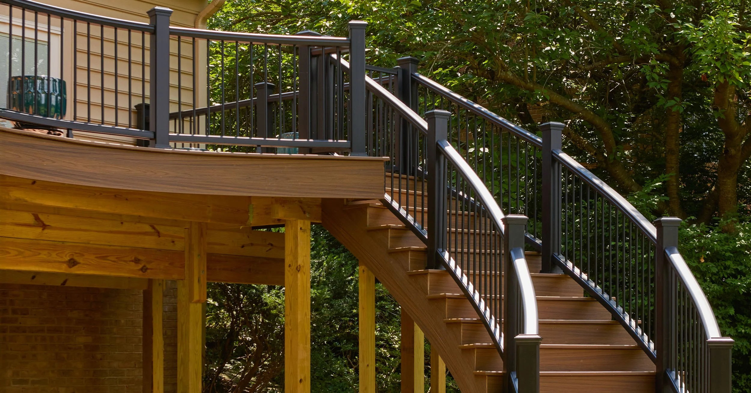 2025027-4seasonshome-rockville-certified-trexpro-wavy-composite-wood-deck-with-black-railing-curved-steps-craftsmanship-2-2500x1308.jpg