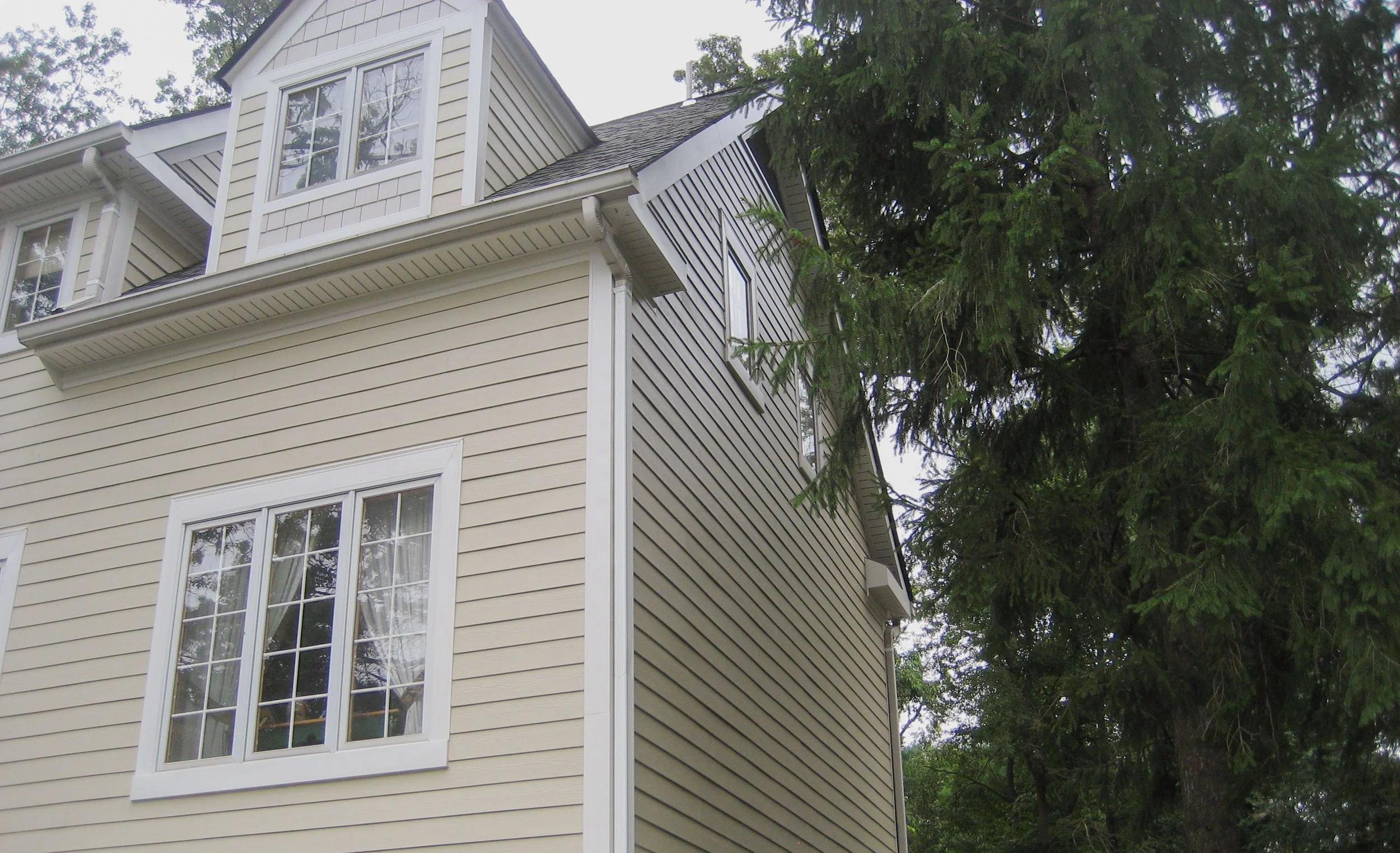 20250801-4seasonshome-rockville-new-beige-vinyl-siding-white-trim-gutter-installation-corner-2500.jpg