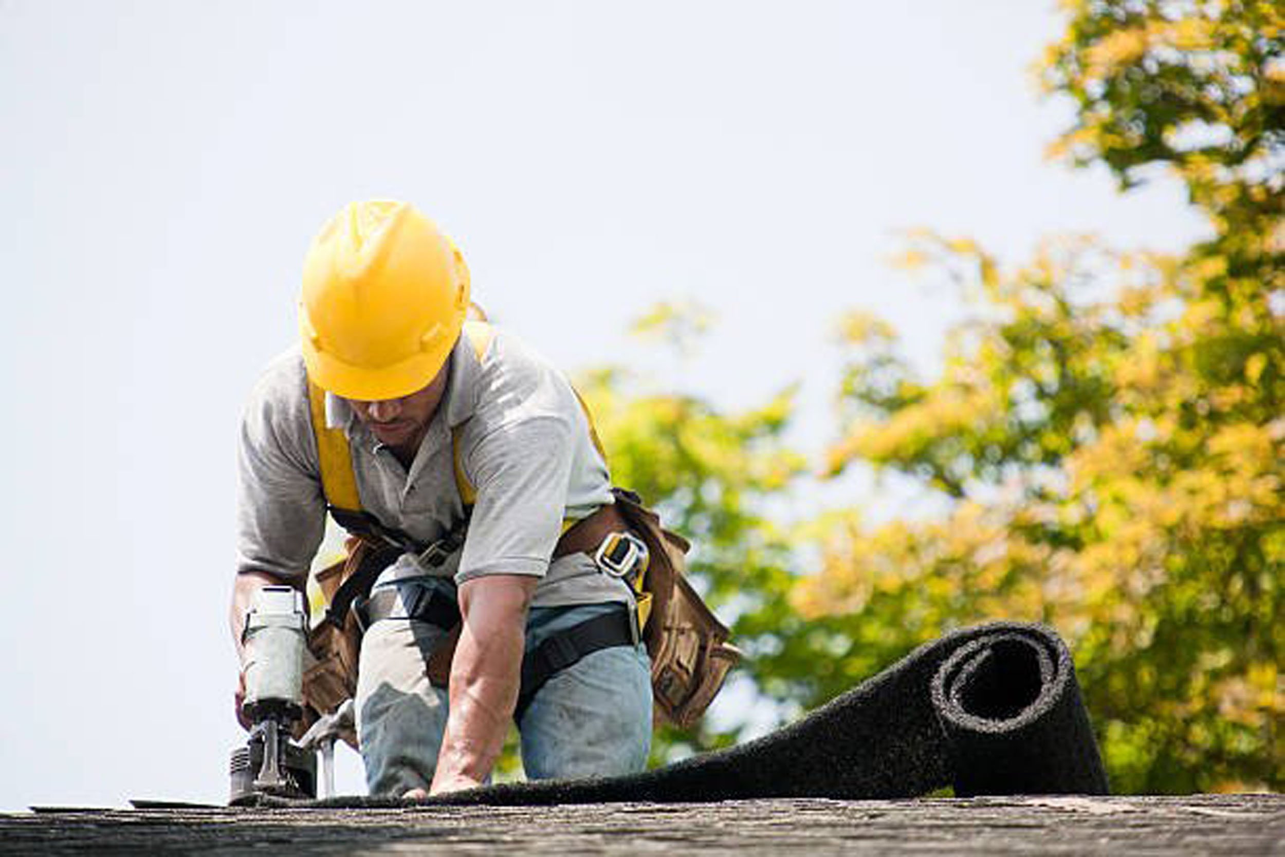 20250722-4seasonshome-rockville-roofer-wearing-yellow-hard-hat-installing-shingles-on-roof-with-tool-2500.jpg