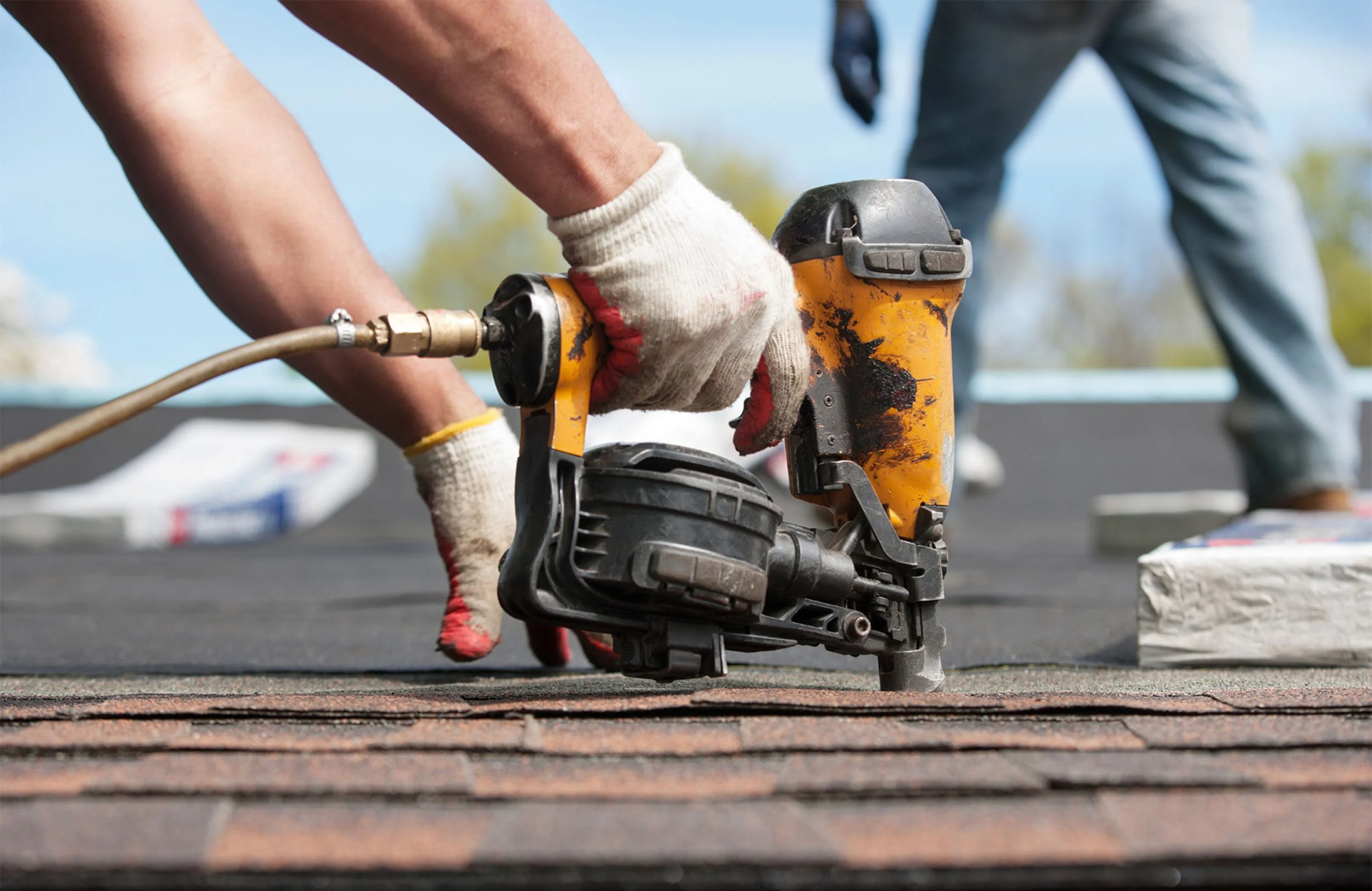 20250710-4seasonshome-rockville-roofer-wip-securing-shingle-with-pneumatic-nail-gun-on-roof-2500.jpg