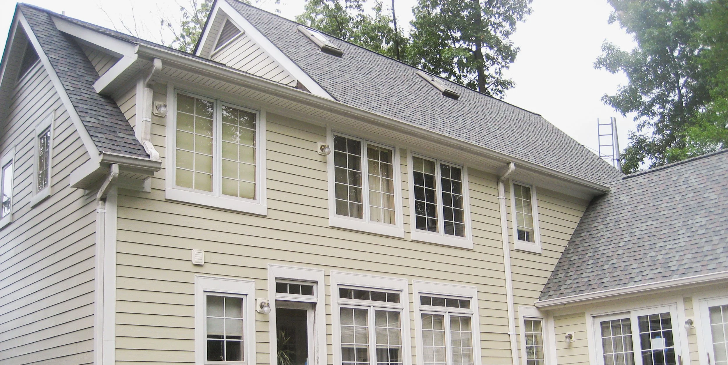 20250801-4seasonshome-rockville-new-beige-vinyl-siding-white-trim-gutter-installation-side-2500.jpg