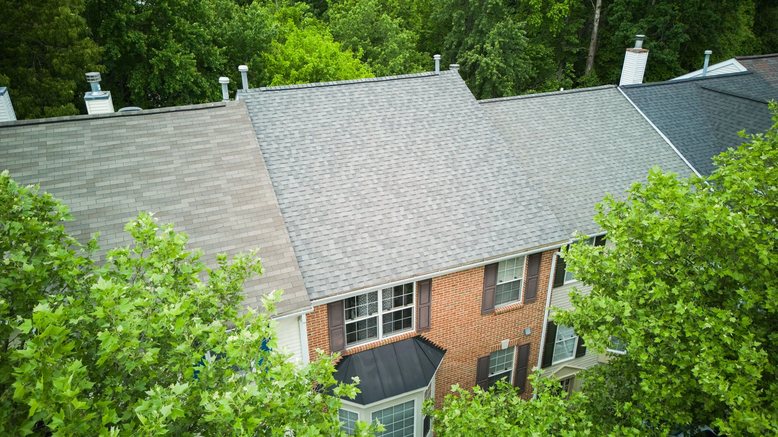 20250729-4seasonshome-rockville-grey-asphalt-shingled-roof-installation-completed-townhouse-2500.jpg