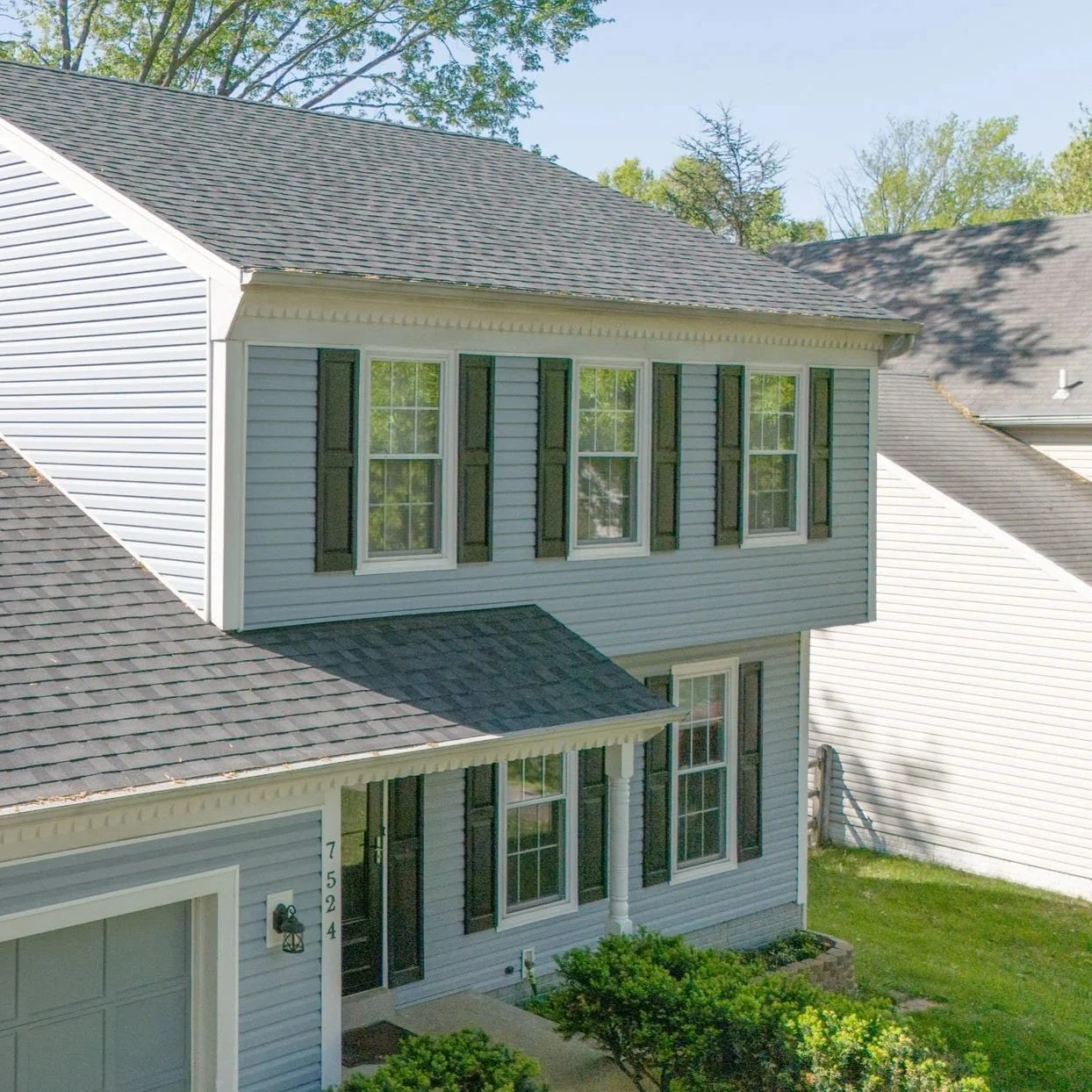 20250731-4seasonshome-rockville-blue-vinyl-siding-white-trim-gutter-professional-installment-angled-2500.jpg