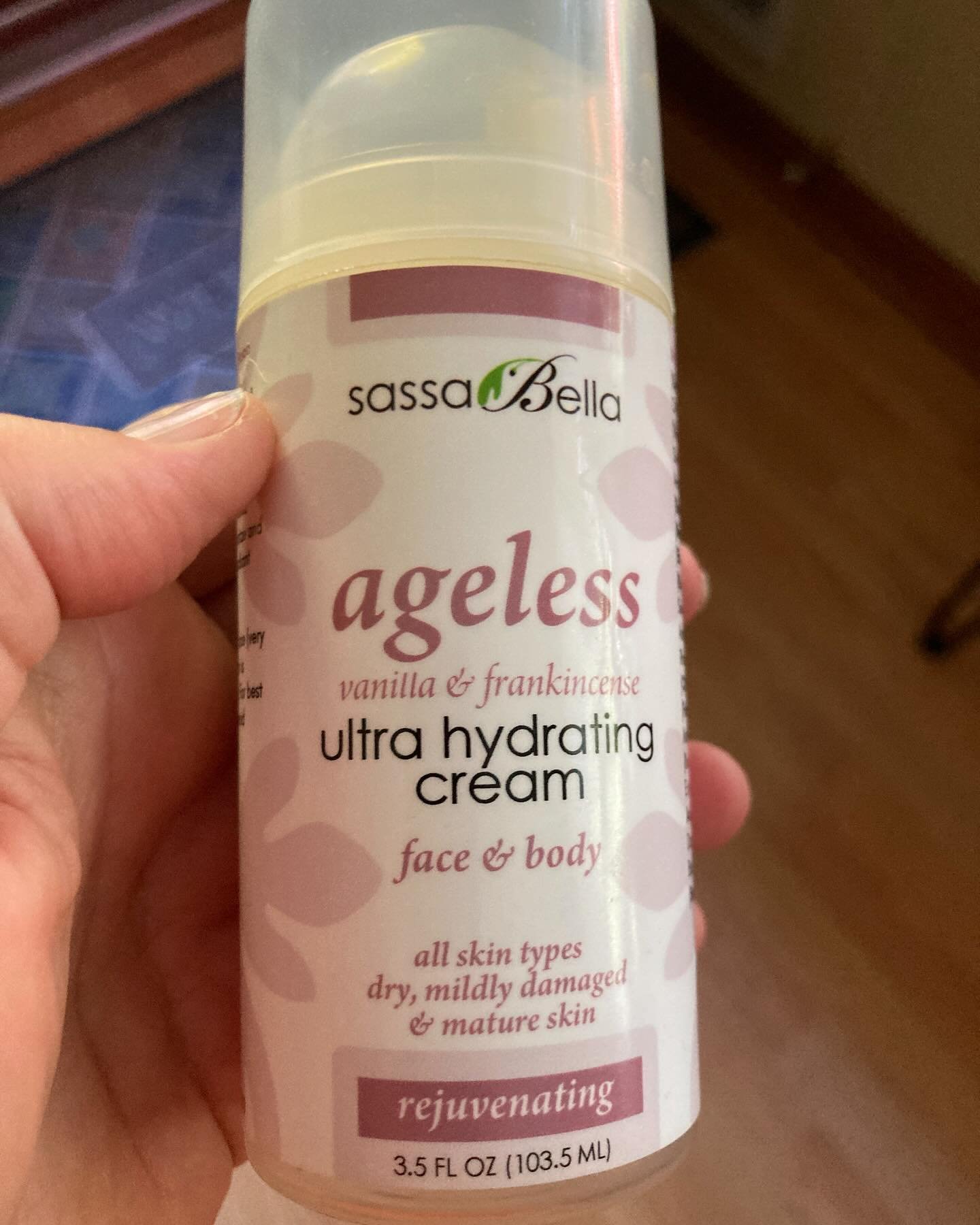 Absolutely the best face cream I&rsquo;ve ever used. Visible difference in fine lines and the smell is heavenly. I use twice a day, and a little goes a LOOOOOONG way. @sassabella I wanted to share this with you all because this is something I would h