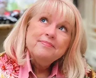 Diana Larkin (Headshot).png