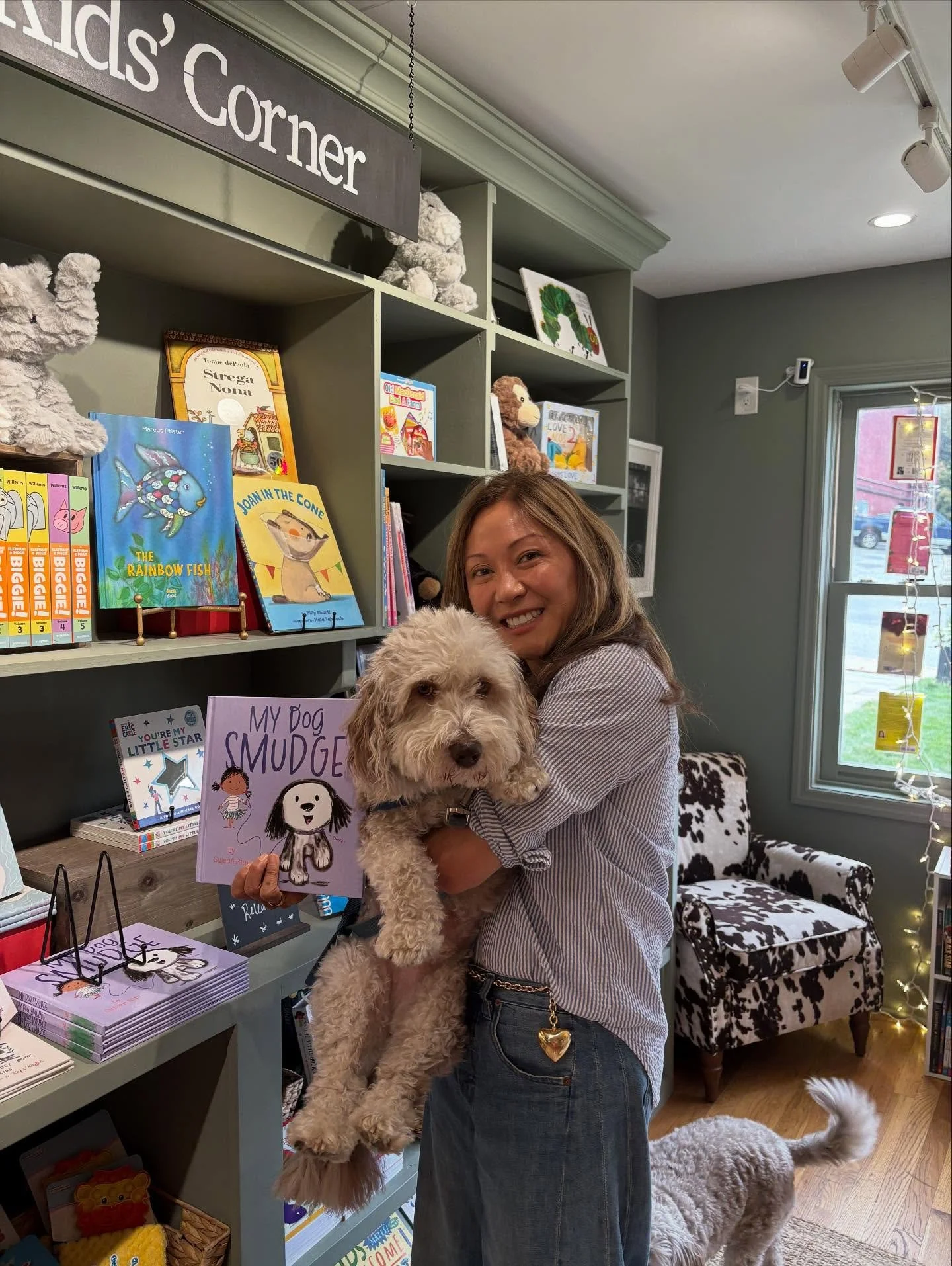 Look who stopped by Bedford Books&mdash;author &amp; illustrator @sujeanpics (Sujean Rim) and the star of her new adorable kids book 𝘔𝘺 𝘋𝘰𝘨 𝘚𝘮𝘶𝘥𝘨𝘦! 🐾✨ 

Smudge stole all our hearts while Sujean signed copies in our cozy kids&rsquo; corner