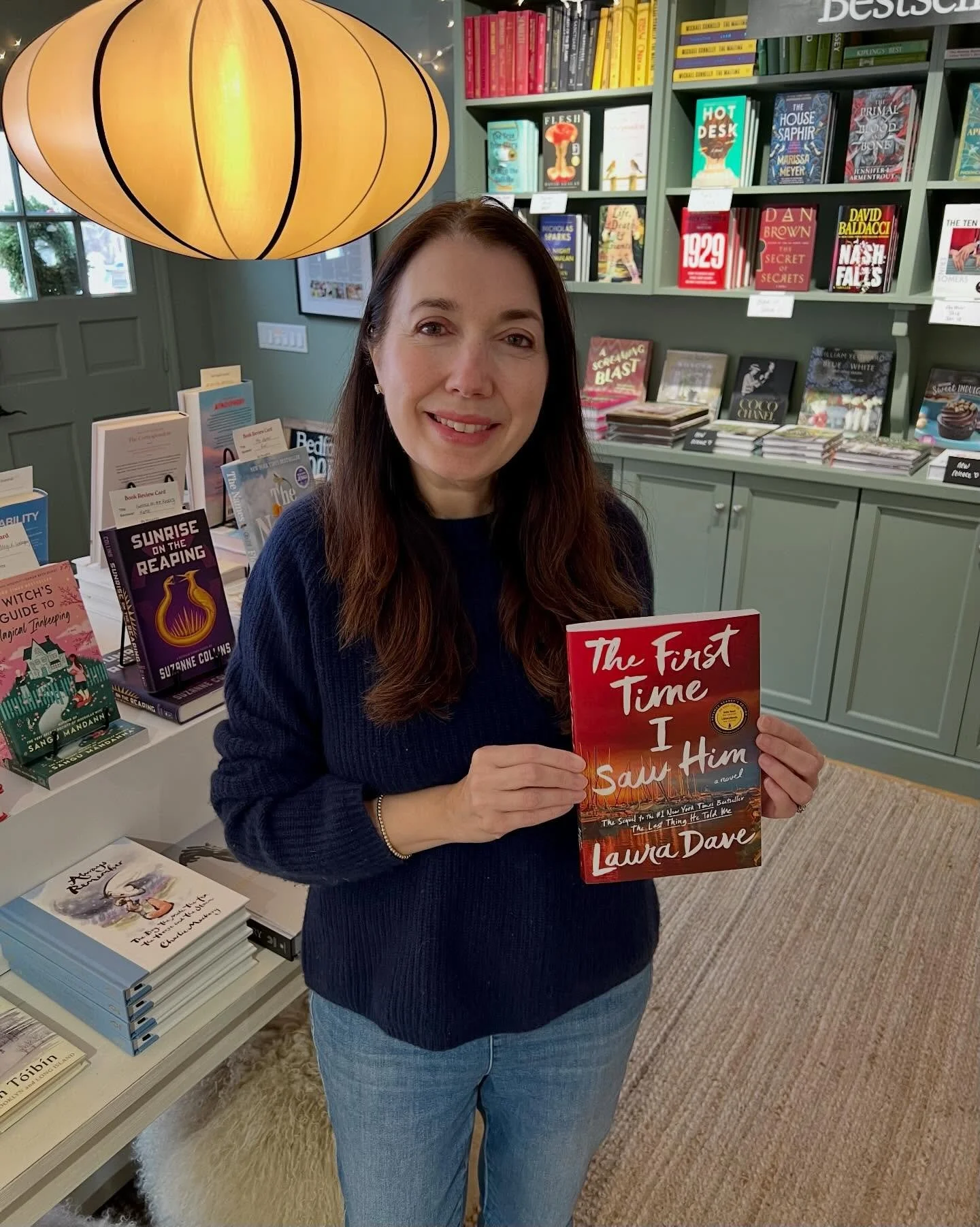 If you loved 𝘛𝘩𝘦 𝘓𝘢𝘴𝘵 𝘛𝘩𝘪𝘯𝘨 𝘏𝘦 𝘛𝘰𝘭𝘥 𝘔𝘦, this one&rsquo;s for you. 📚✨ 

I devoured 𝘛𝘩𝘦 𝘍𝘪𝘳𝘴𝘵 𝘛𝘪𝘮𝘦 𝘐 𝘚𝘢𝘸 𝘏𝘪𝘮 over the weekend, and it&rsquo;s everything fans have been waiting for. Laura Dave picks up exactly whe