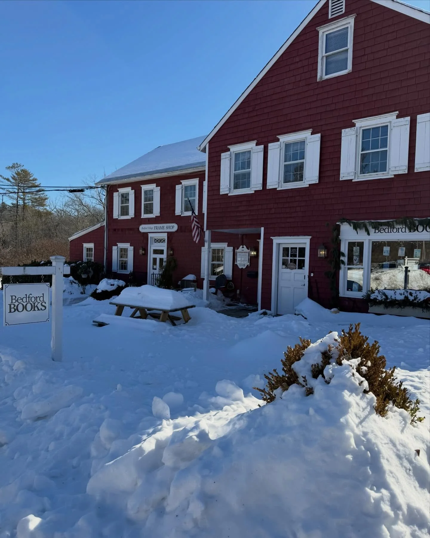 Snowy outside, cozy inside ❄️📚 
Come on in.

#BedfordBooks