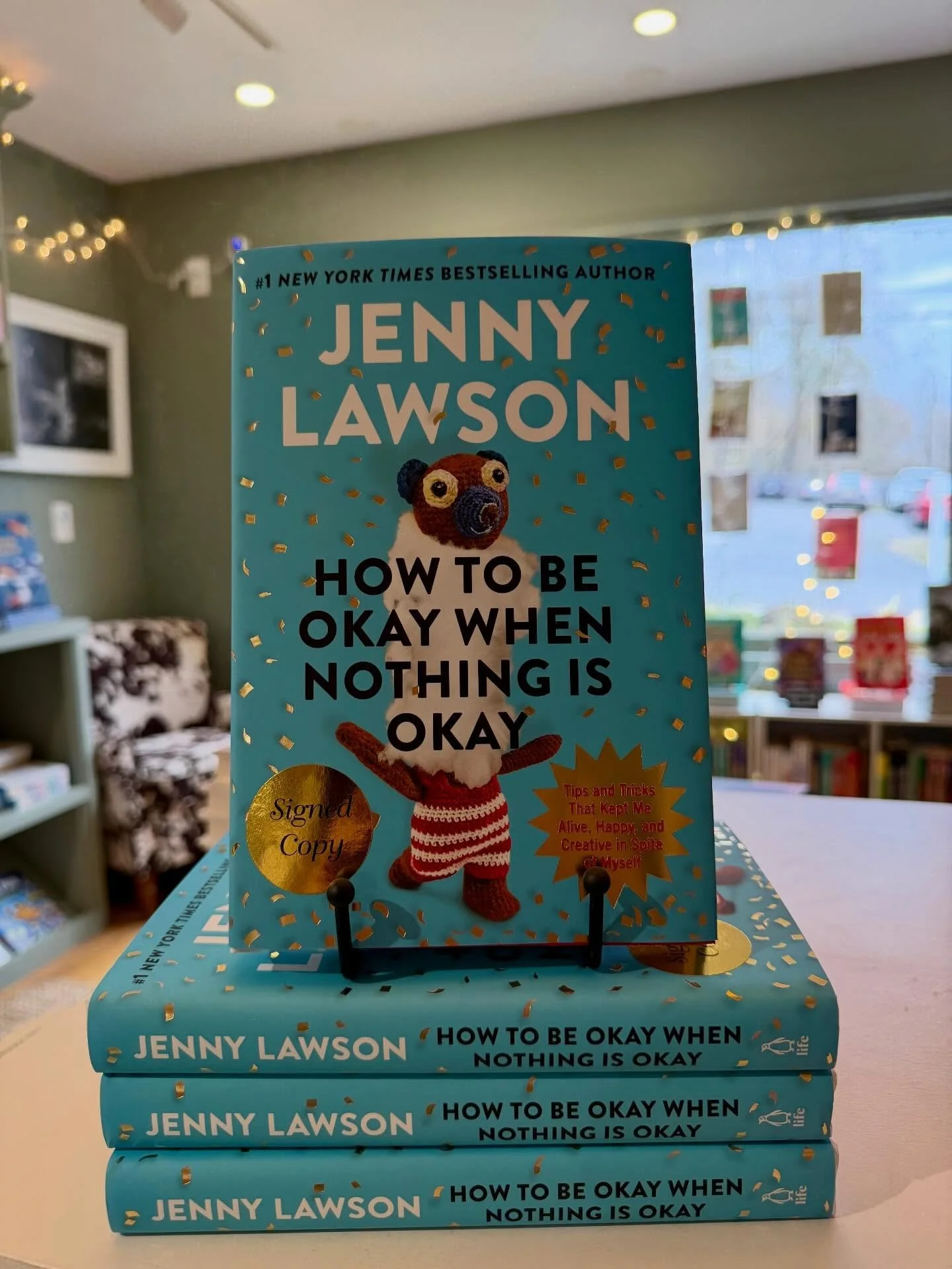 💛 𝘏𝘰𝘸 𝘵𝘰 𝘉𝘦 𝘖𝘬𝘢𝘺 𝘞𝘩𝘦𝘯 𝘕𝘰𝘵𝘩𝘪𝘯𝘨 𝘐𝘴 𝘖𝘬𝘢𝘺 by Jenny Lawson is warm, hilarious, and full of real-talk advice for anyone navigating anxiety, depression, or creative blocks. With chapters like &ldquo;Let&rsquo;s Love People Even 