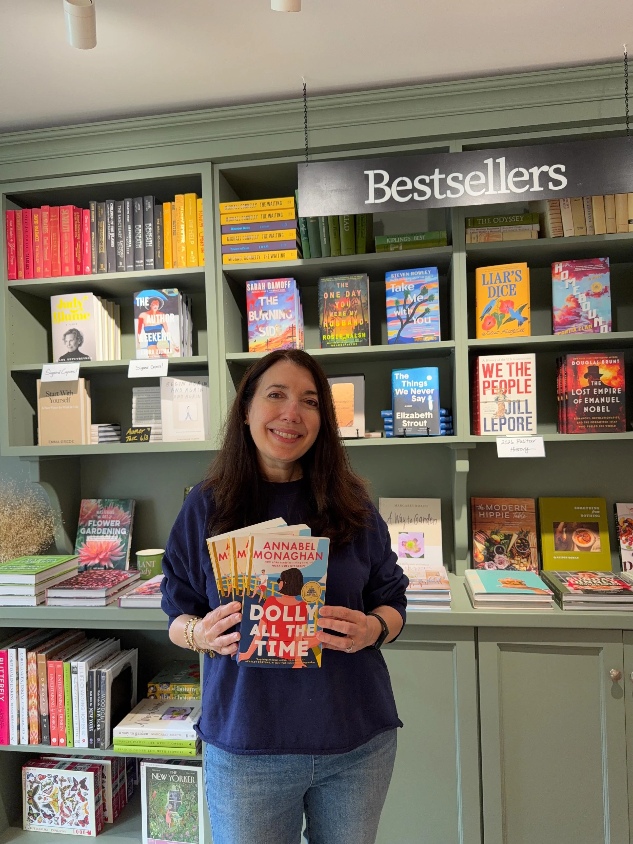 Happy pub week, @annabelmonaghan &mdash; you&rsquo;ve done it again! 🎉💛 

𝘋𝘰𝘭𝘭𝘺 𝘈𝘭𝘭 𝘵𝘩𝘦 𝘛𝘪𝘮𝘦 is about a hardworking single mom who returns to her seaside hometown and finds herself in a fake dating situation with a wealthy, workaholi