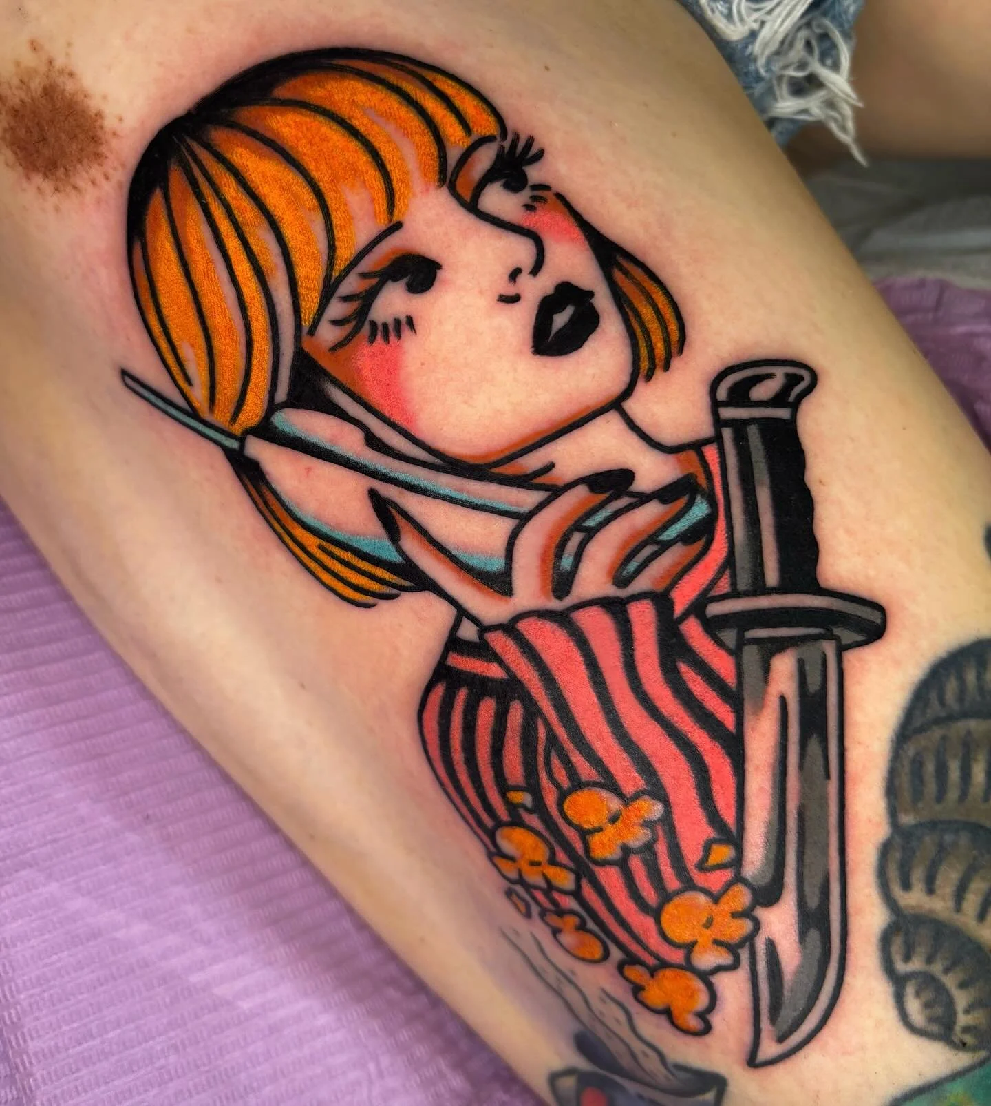 HE&rsquo;S BIG AND HE PLAYS FOOTBALL AND HELL KICK THE SHIT OUT OF YOU 📞😩🍿🔪🩸👻
.
More movie related tattoos please. 
#drewbarrymore #scream #screamtattoo #movietattoo