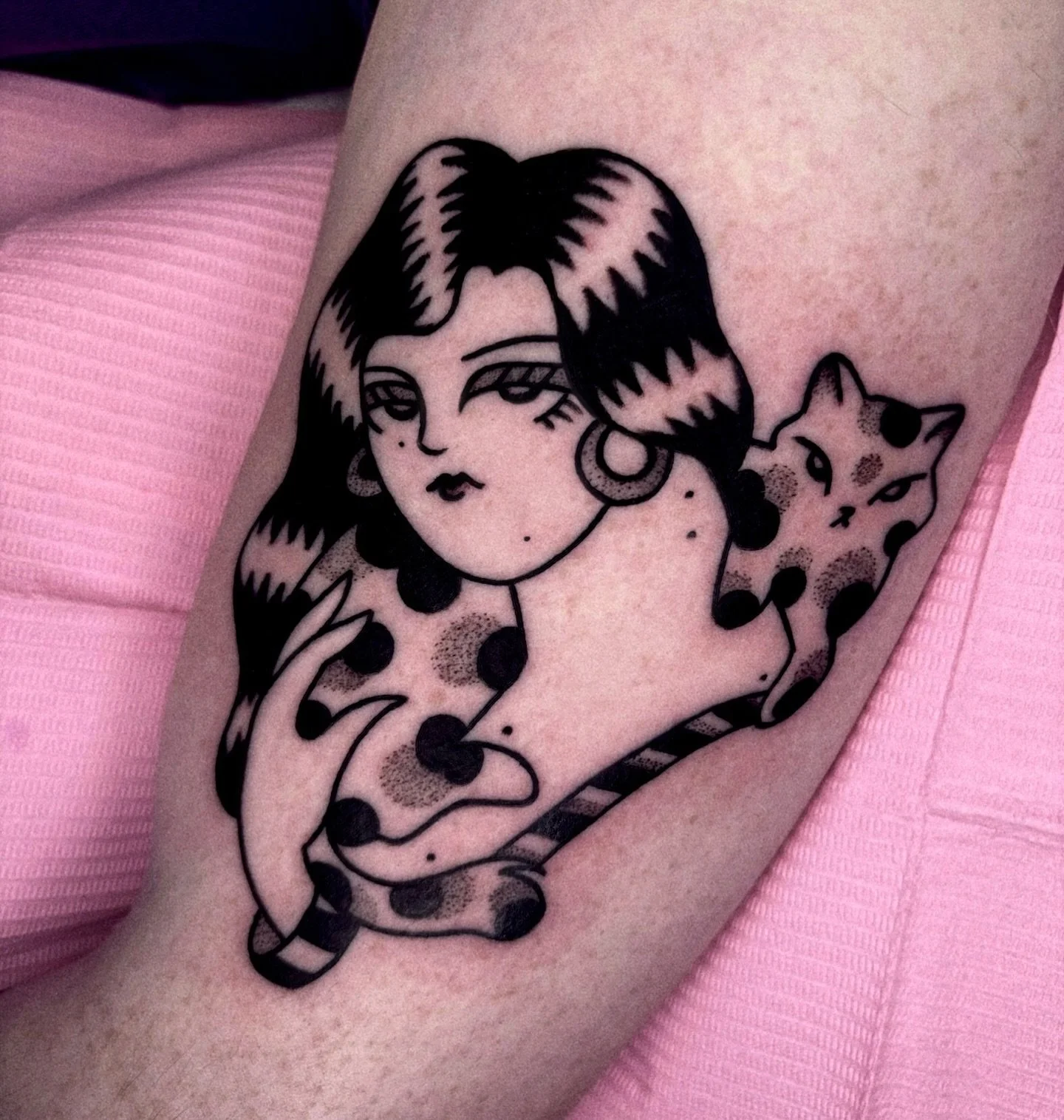 Hello, here is a post about a tattoo that I have made for Jon. It&rsquo;s a design out of my flash and I hope you like it. Thanks Jon! 
.
.
.
.
.
#portlandtattooartist #cattoo #illustrativetattoo