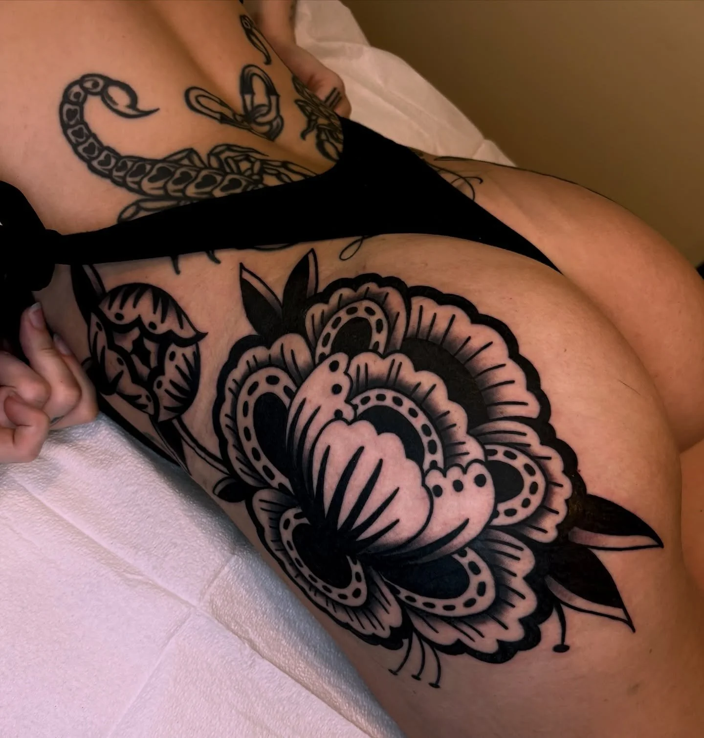 Let&rsquo;s all *respectfully* admire Emma&rsquo;s new tattoo&hearts;️ Healed scorpions/chains from a few years ago. I love Emma, she came all the way from Philly and got a million tattoos over the course of a few days (and both sides of her bum in o