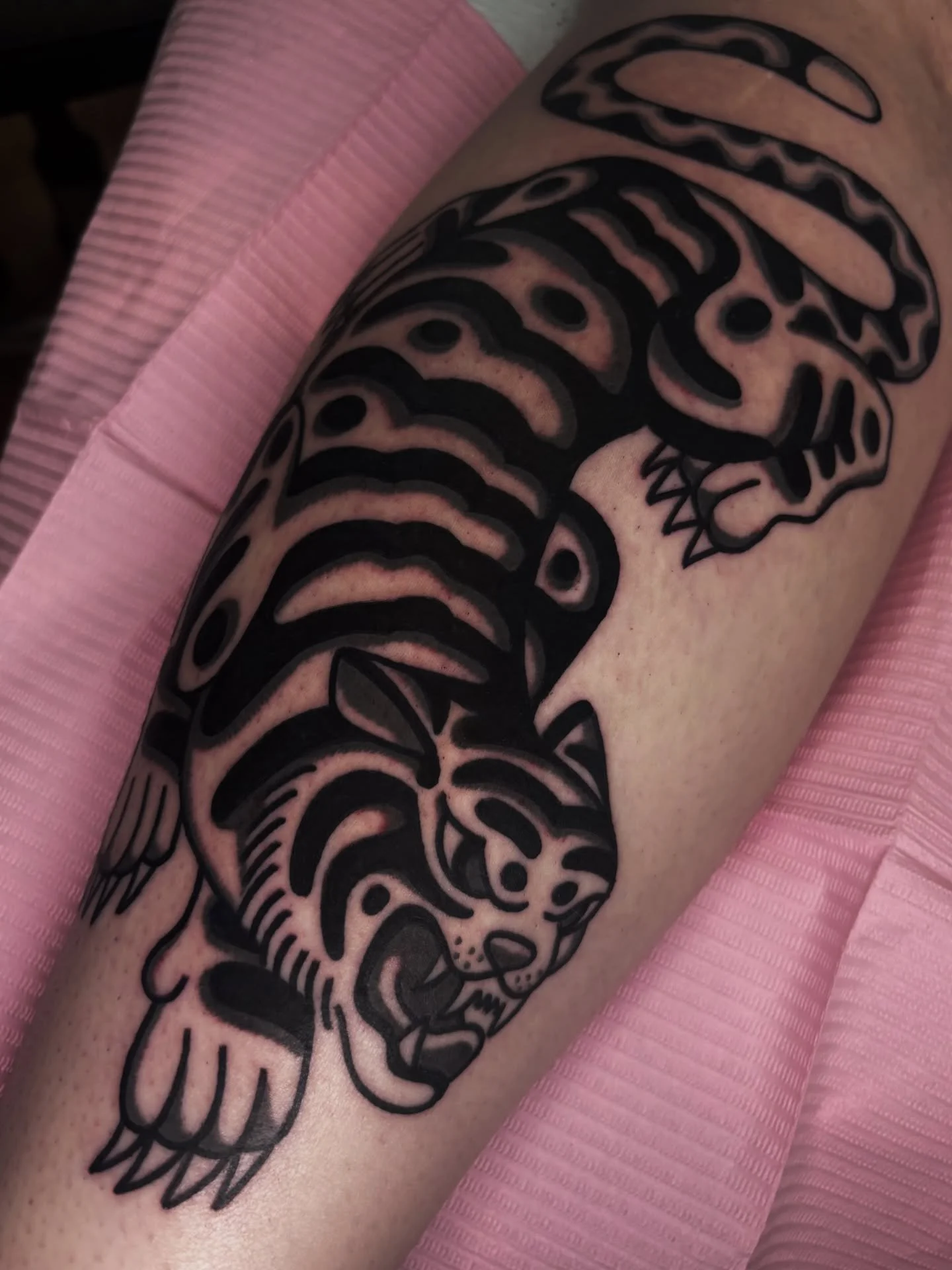 I thought I thaw a puddytat 😲
Stylish choice for Noelle, love a big cat tat 
.
.
.
.
.
#bigcattattoo #tigertattoo #portlandtattooartist