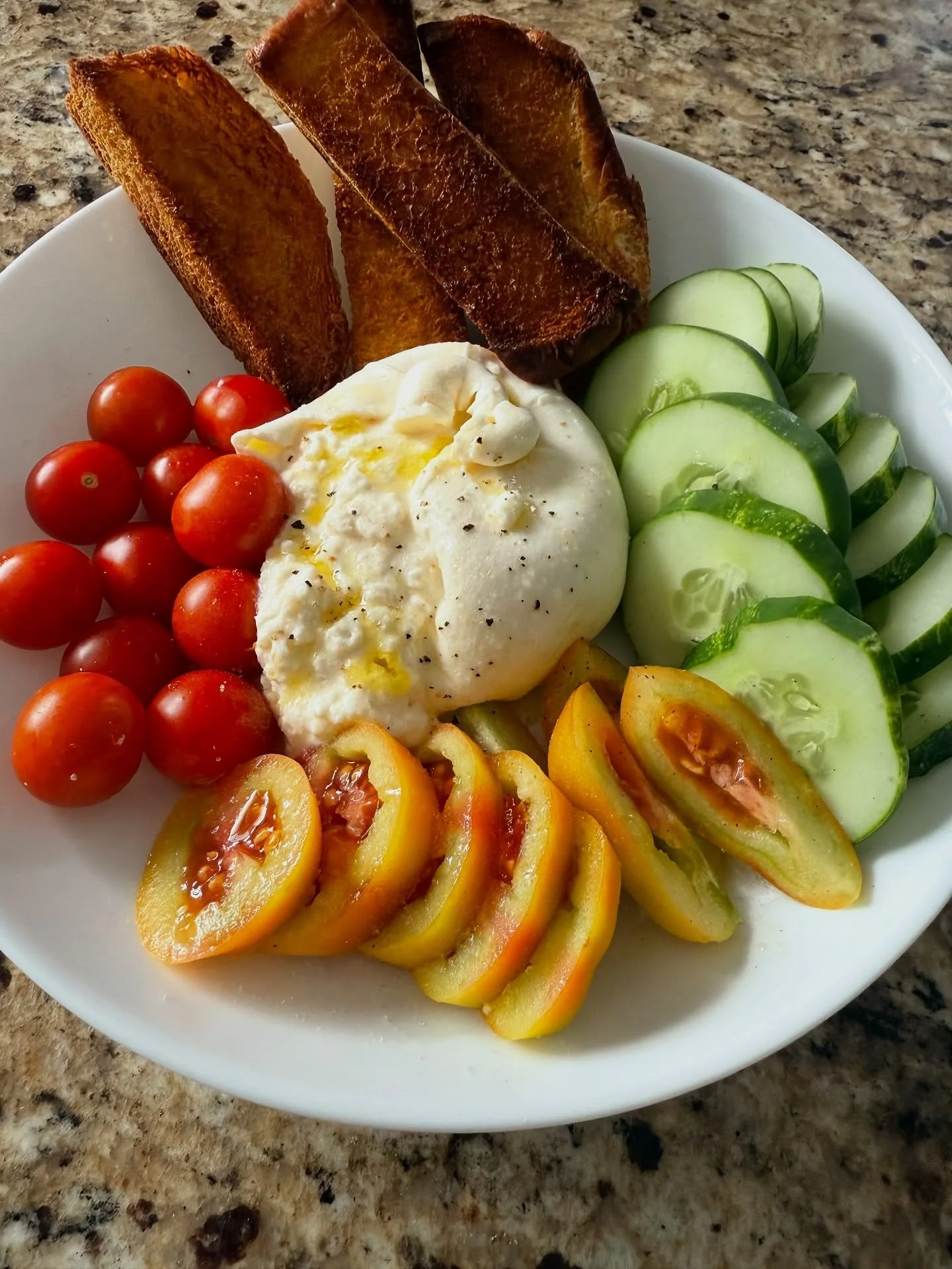 Garden-to-table perfection 🌱 
Creamy burrata with two varieties of homegrown tomatoes and fresh cucumbers, served alongside crispy sourdough crostini. Nothing beats the flavour of vegetables picked fresh from your own garden!

🍅 Quick health benefi