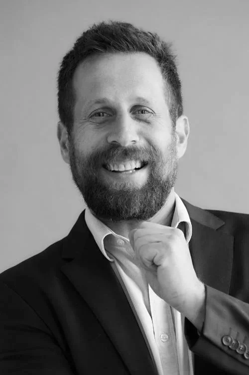 Nathan Szprinc sharing his glowing review for Studio DuMór’s creative production, photography, and video services, highlighting their top-tier results.