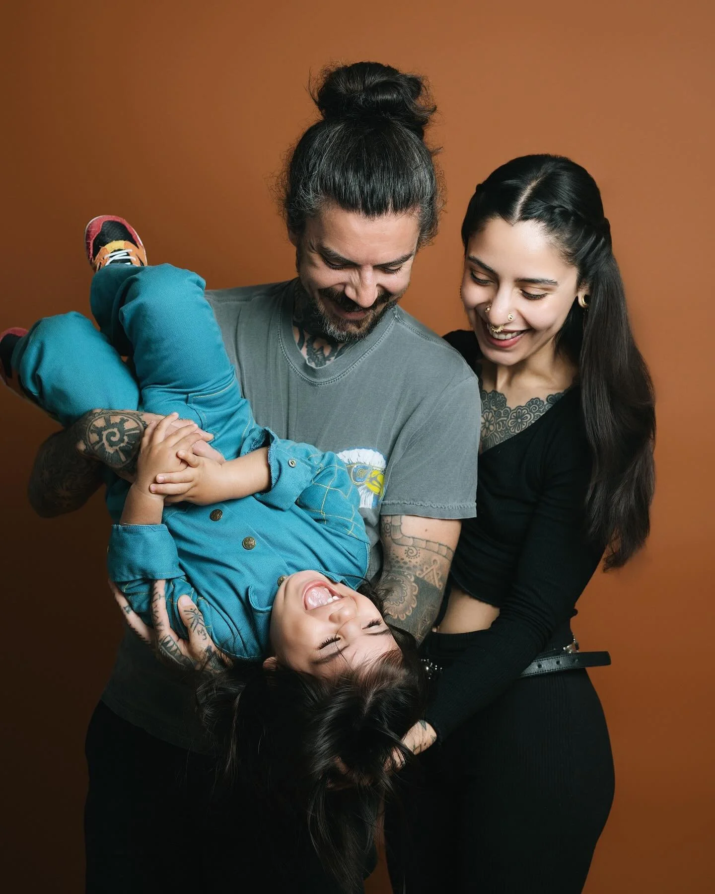 A veces me detengo de subir cosas tan personales por aqu&iacute;, pero esta vez @damarismelissaphoto se pas&oacute; 🥹 y no me puse contener de compartir su bello trabajo, una etapa hermosa inmortalizada 👁️ Gracias Damaris, Hugo e Iris por tan bonit