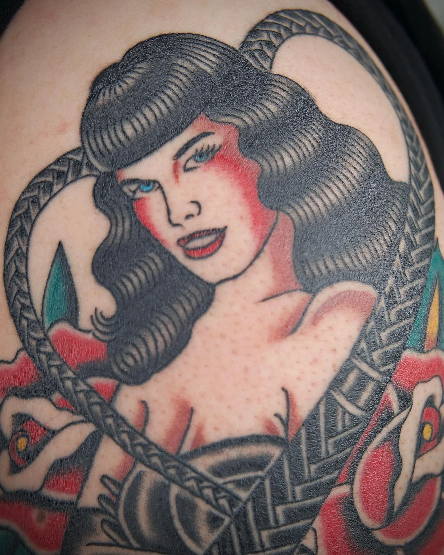 Retrato de Bettie Page 😍 cicatrizado en Edith 🌹 Gracias por regresar 🫶🏽 Hecho en @piercing.shala ✨