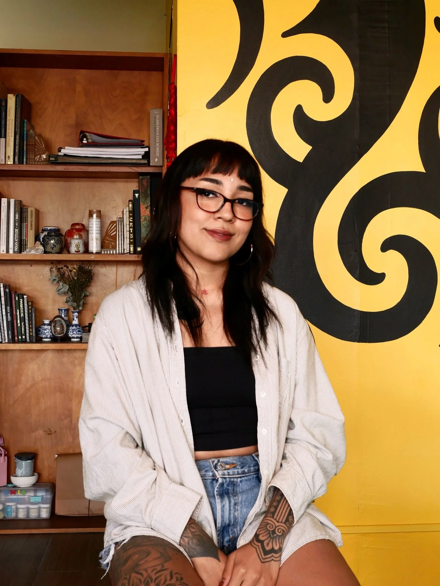 Denle la bienvenida a Carmen Jim&eacute;nez ꩜
Se une a nuestro equipo @jimenezz.tatt 
Tatuadora de estilo ornamental y geometr&iacute;a 
Conoce su trabajo y agenda tu cita ꩜