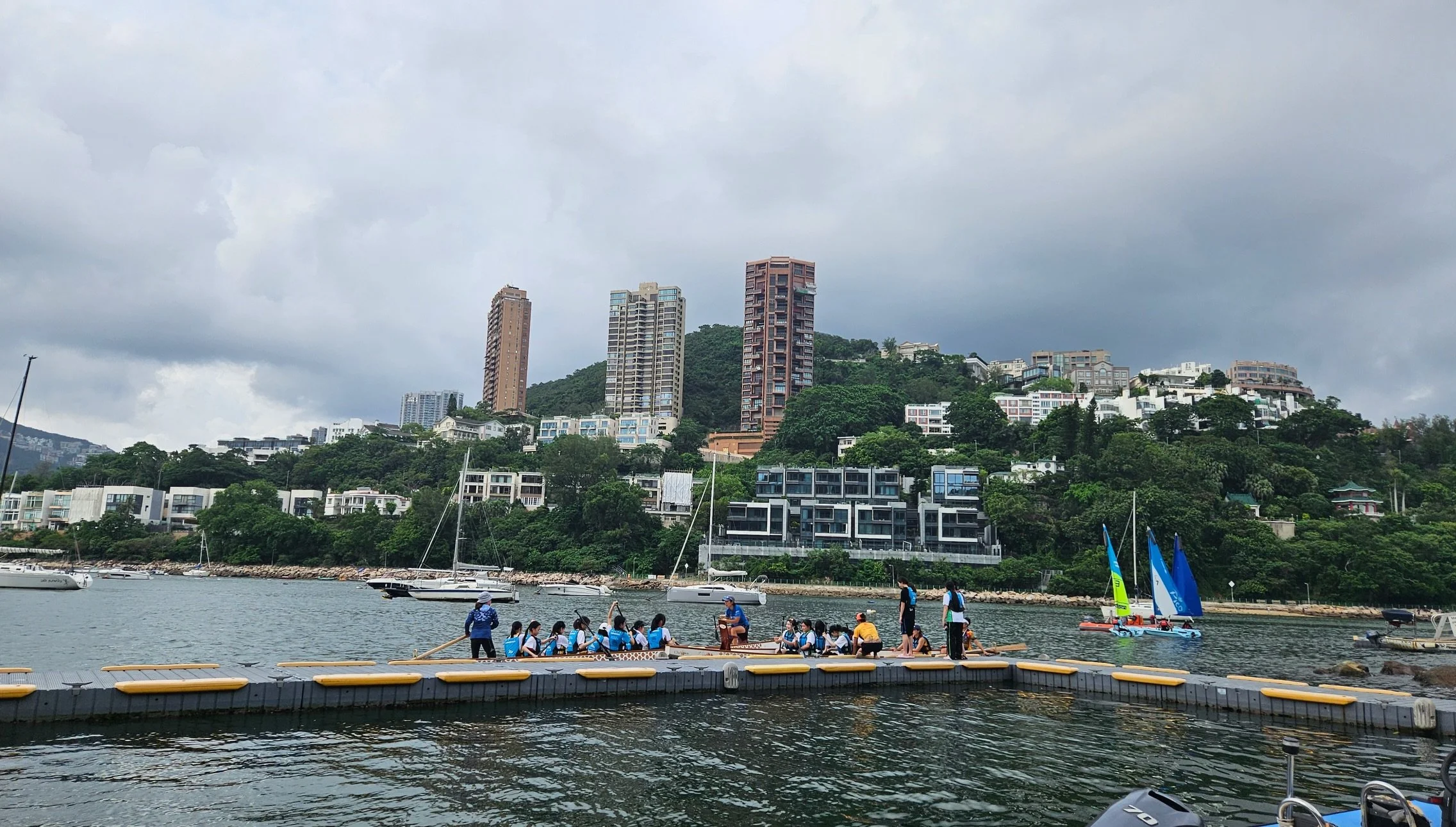 Stepping out of their comfort zones, a team of local secondary school students from our partner school took to the water for a Dragon Boat experience day hosted by the Royal Hong Kong Yacht Club (@rhkycdragonboating). From learning water safety and s