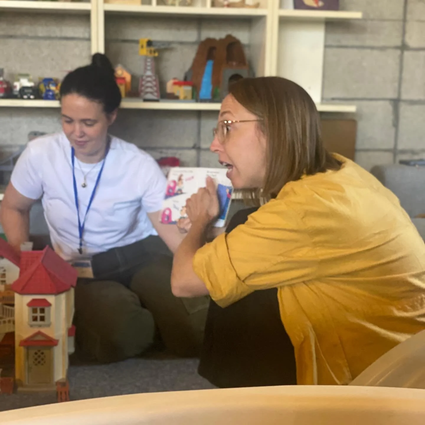 Story time!! 
英語の読み聞かせ！
3歳くらいまでのお子さんがお母さんたちといらしています。
ぜひどうぞ。
#英語読み聞かせ　#お家保育お助け