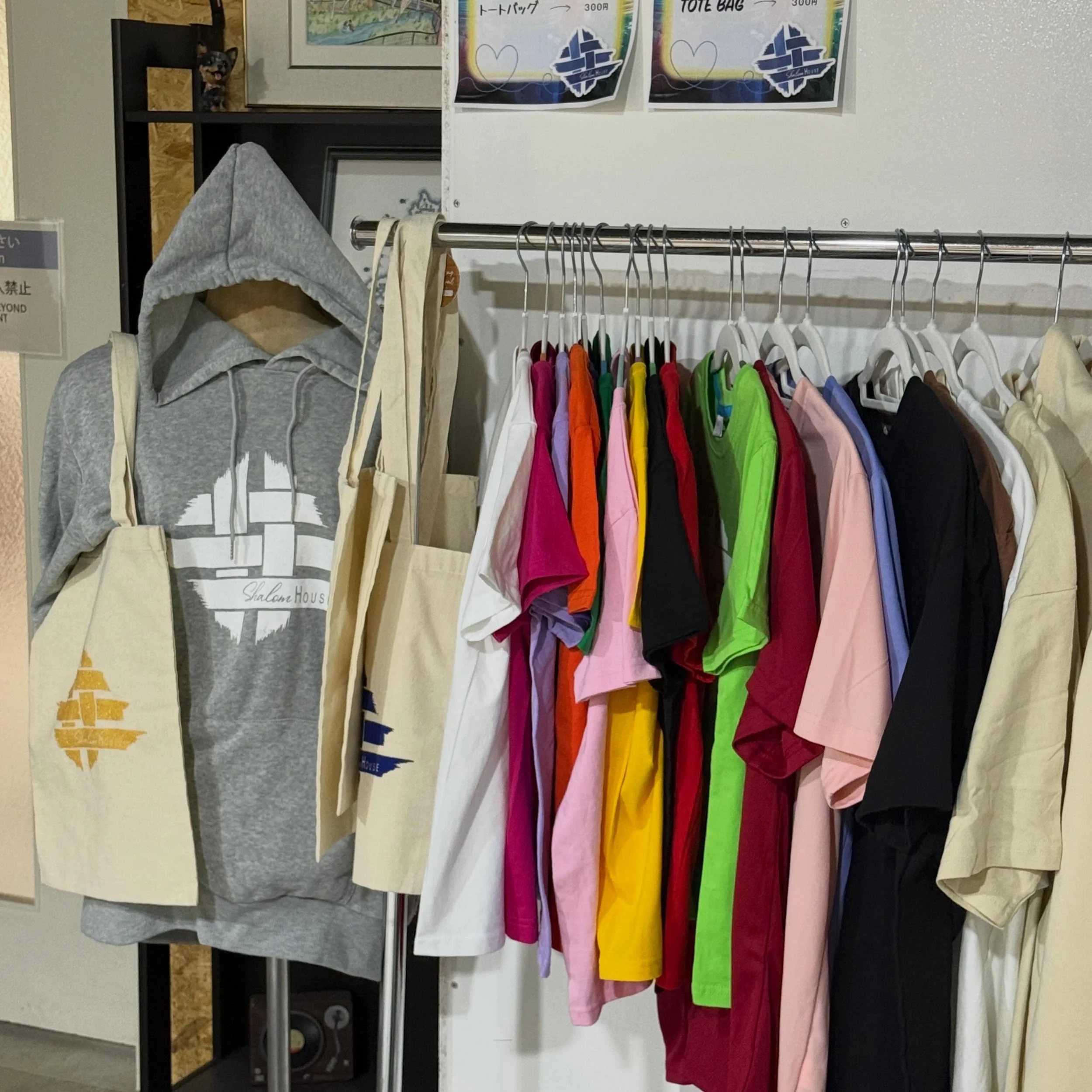 シャロームハウスのアパレル再販！
ぜひお手にお取りください。

Hey our t-shirts are out!
Don&rsquo;t miss out!