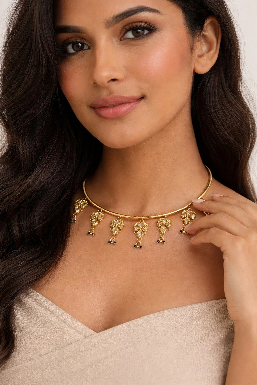 Simple Kundan Hasli Necklace Model.png