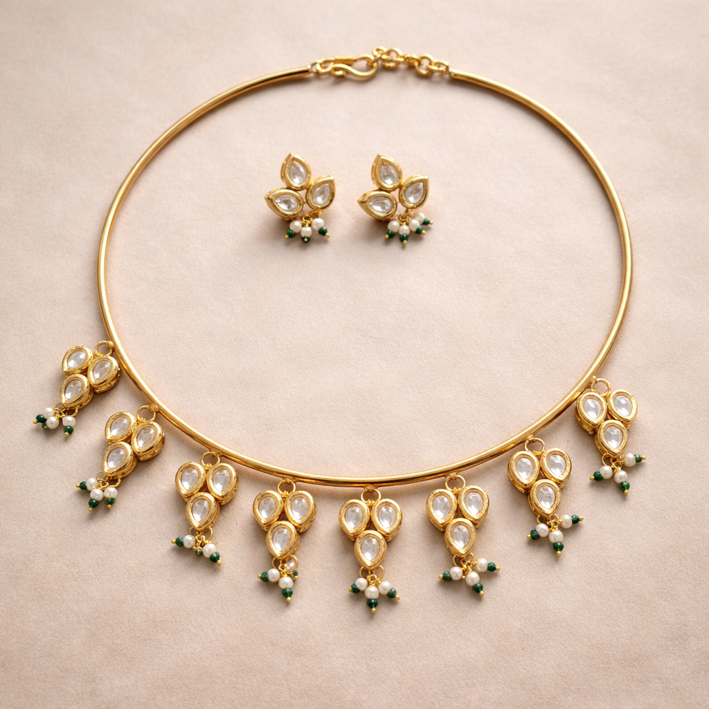 Simple Kundan Hasli Necklace Set Neutral Background.png